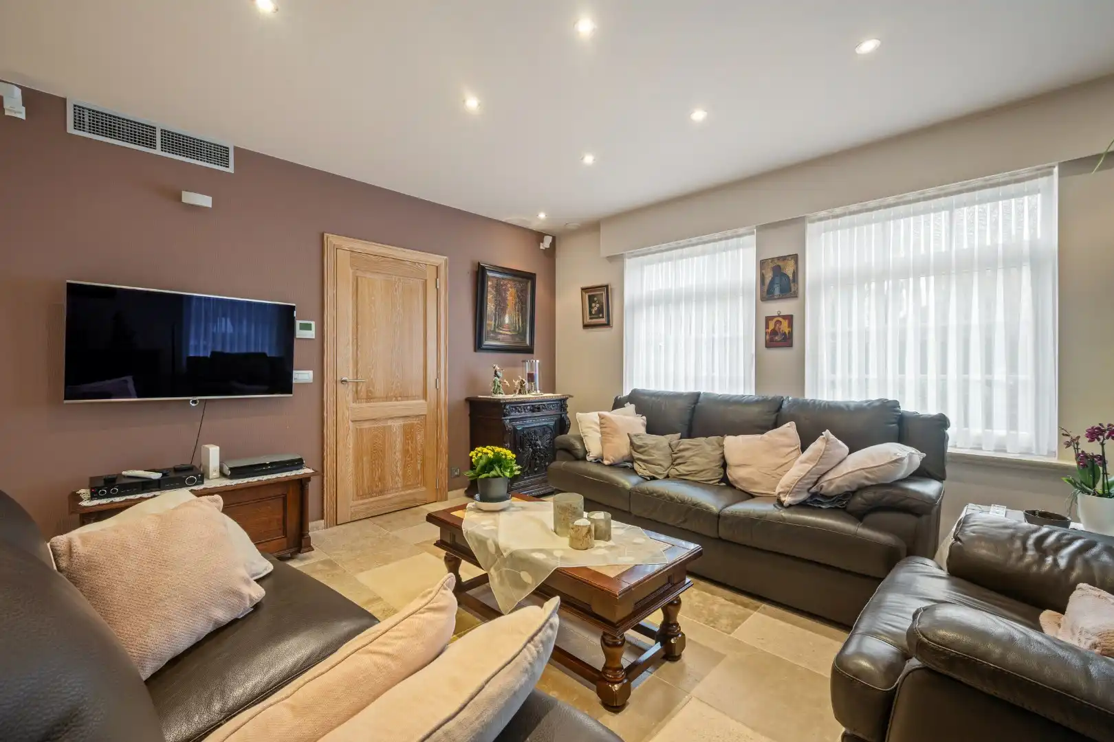 Recente halfopen woning met 3 slaapkamers, garage en tuin op topligging in Ieper foto 4