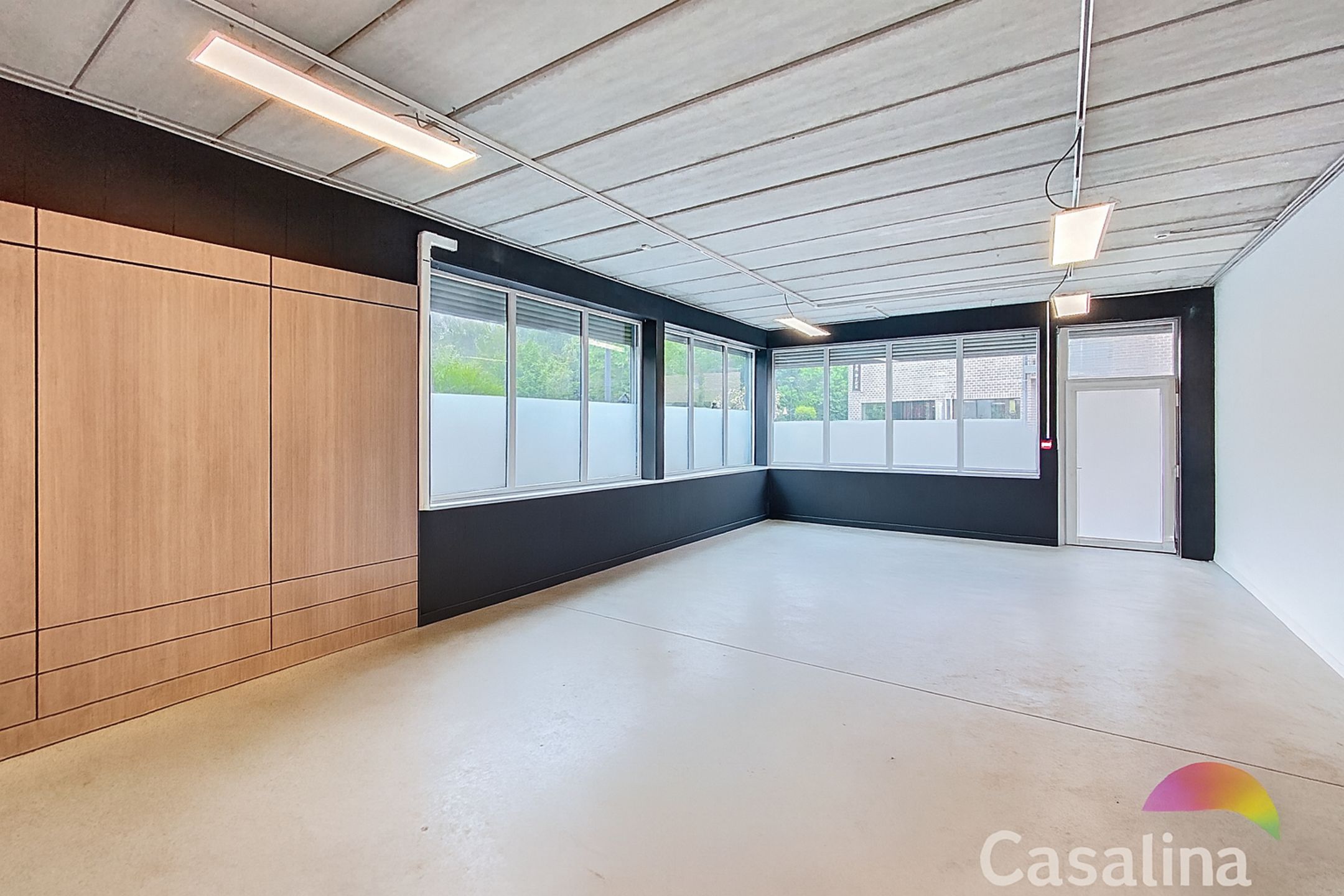 CASALINA Real Estate- Commercieel gelijkvloers van +/- 385m² foto {{pictureIndex}}