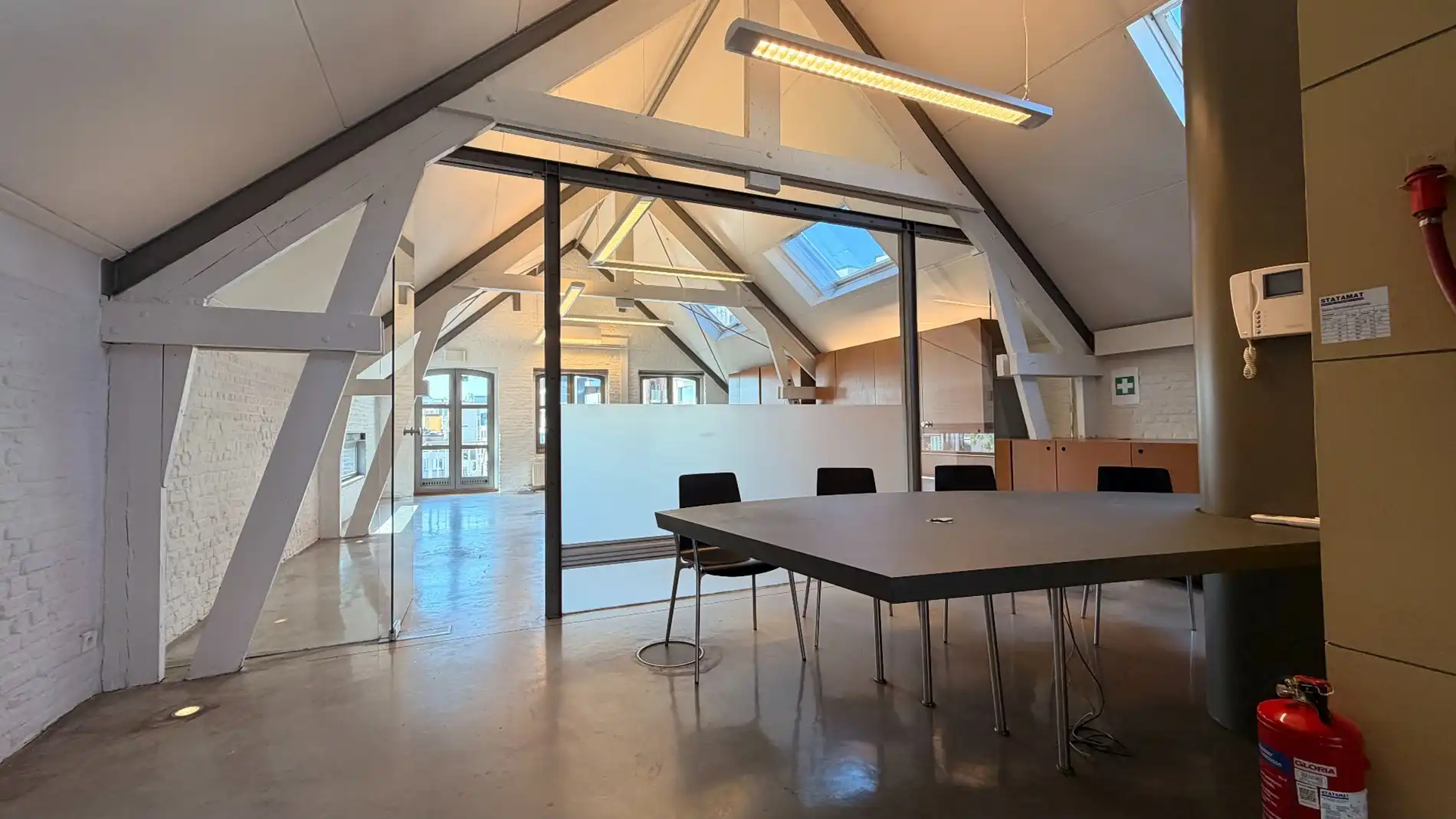 Trendy kantoor in gerenoveerd pakhuis nabij het Eilandje foto 5