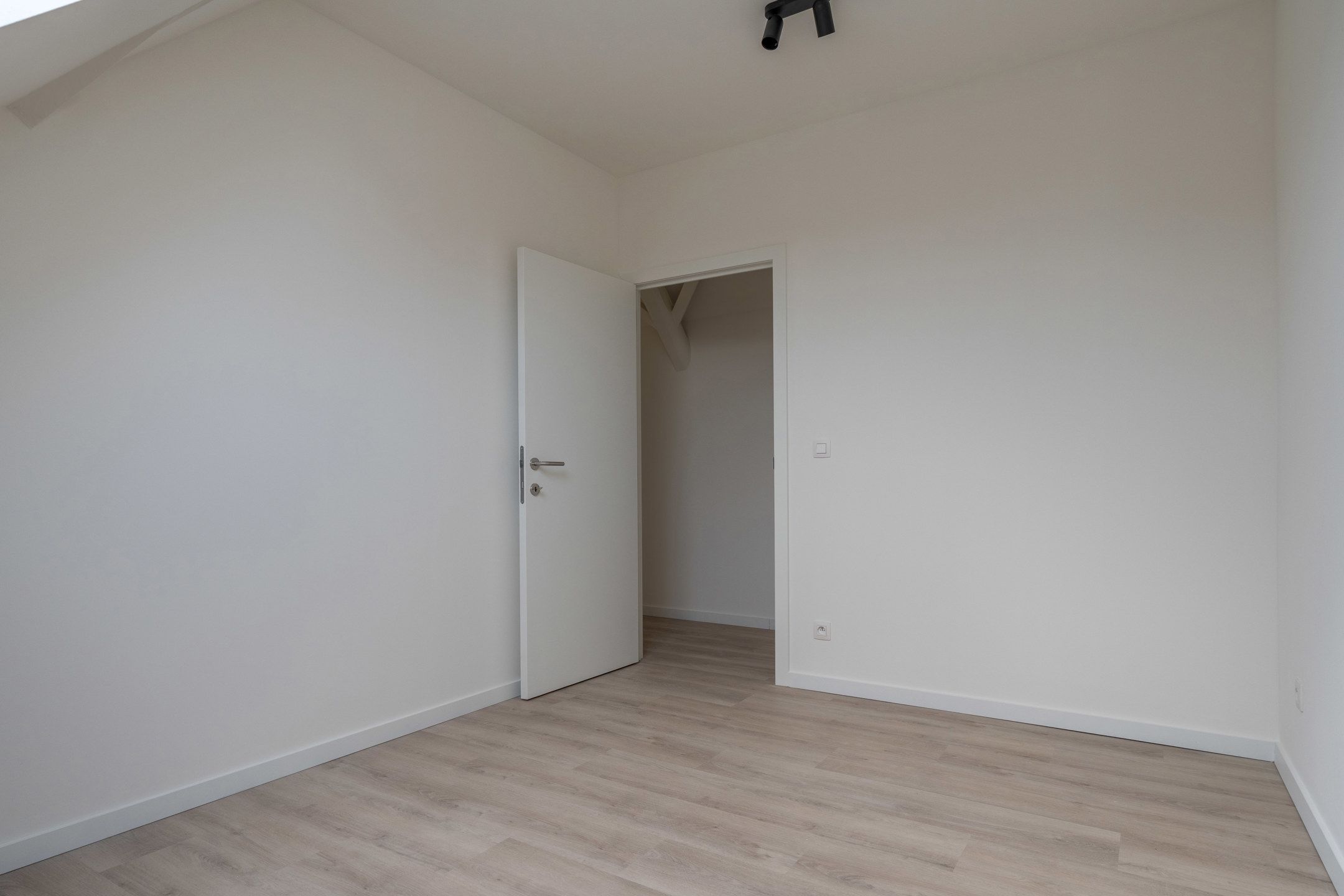 Gerenoveerde woning met 4 slaapkamers op 375m² te Arendonk. foto 25