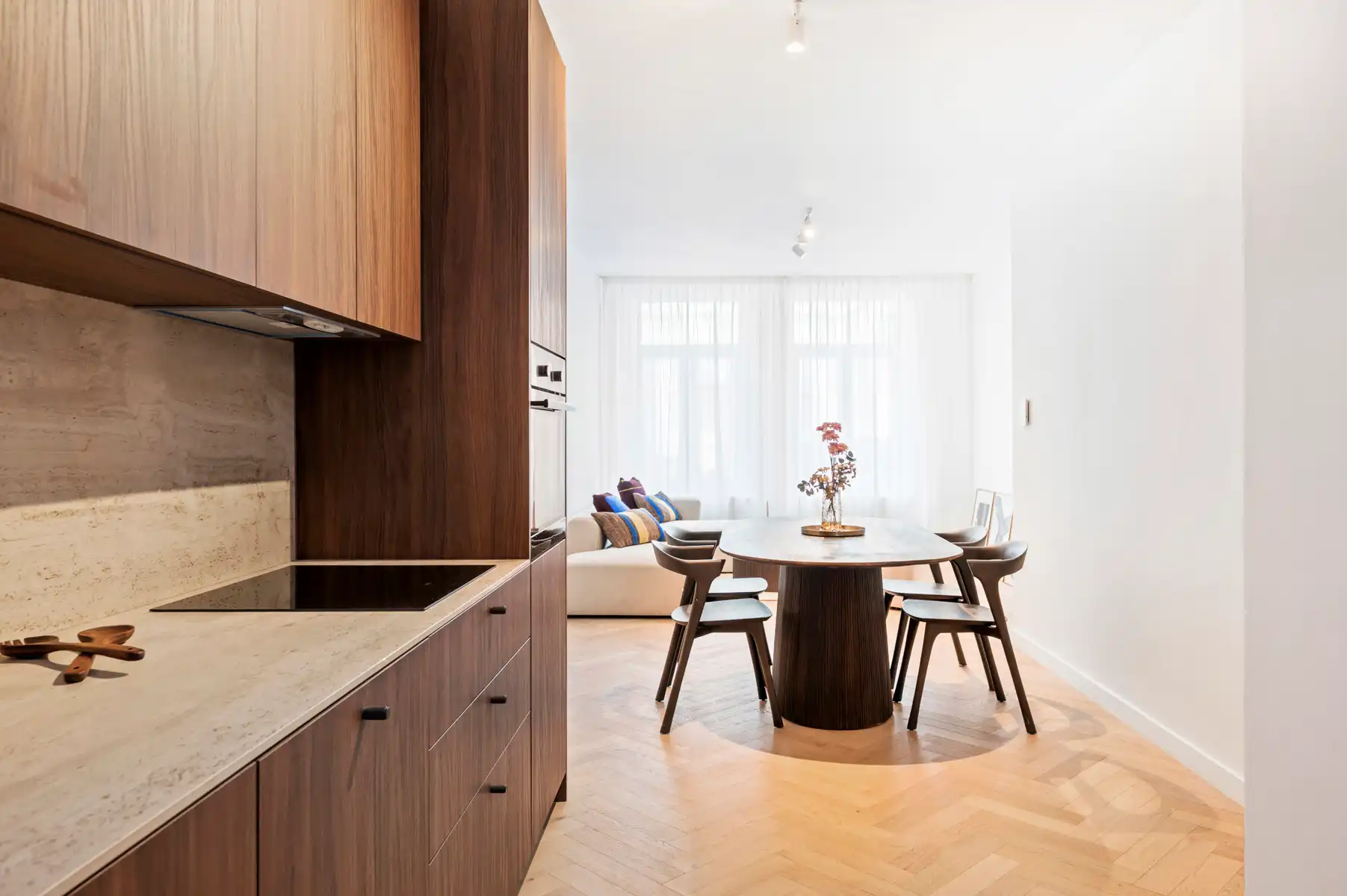 Gerenoveerd appartement met twee slaapkamers en terras foto 9