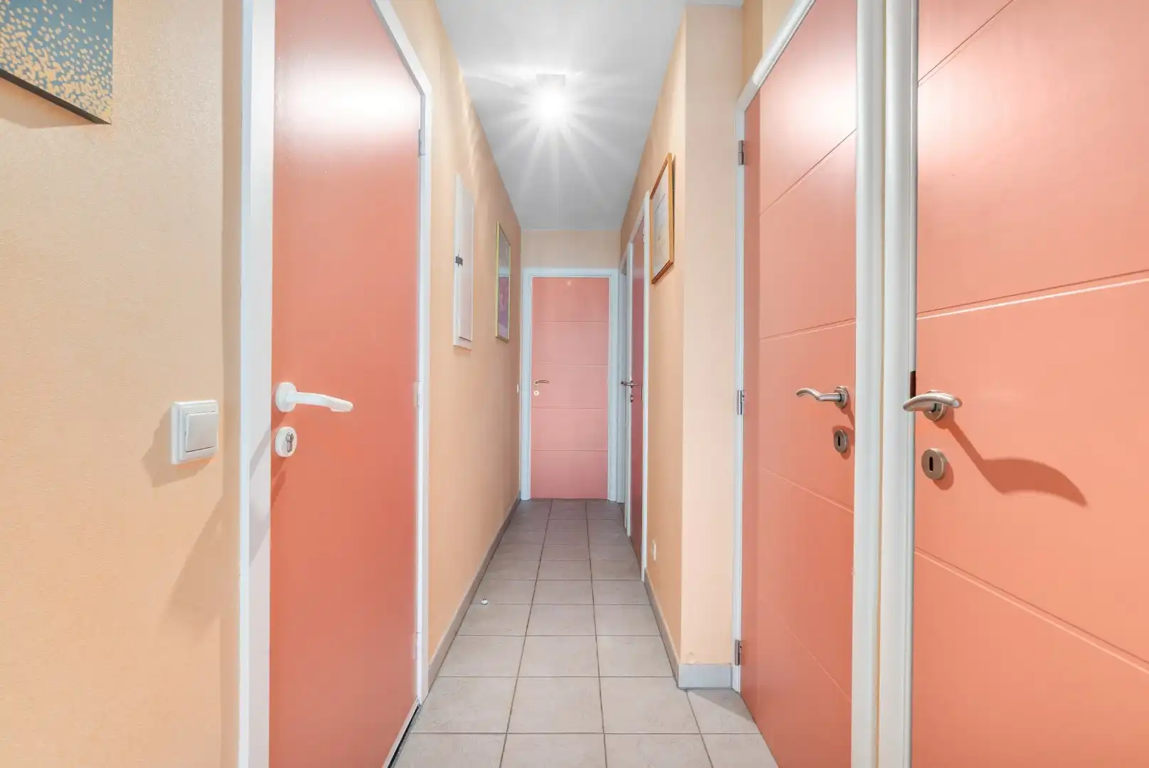 Modern gemeubeld 2 slaapkamerappartement met garage TE KOOP foto 7
