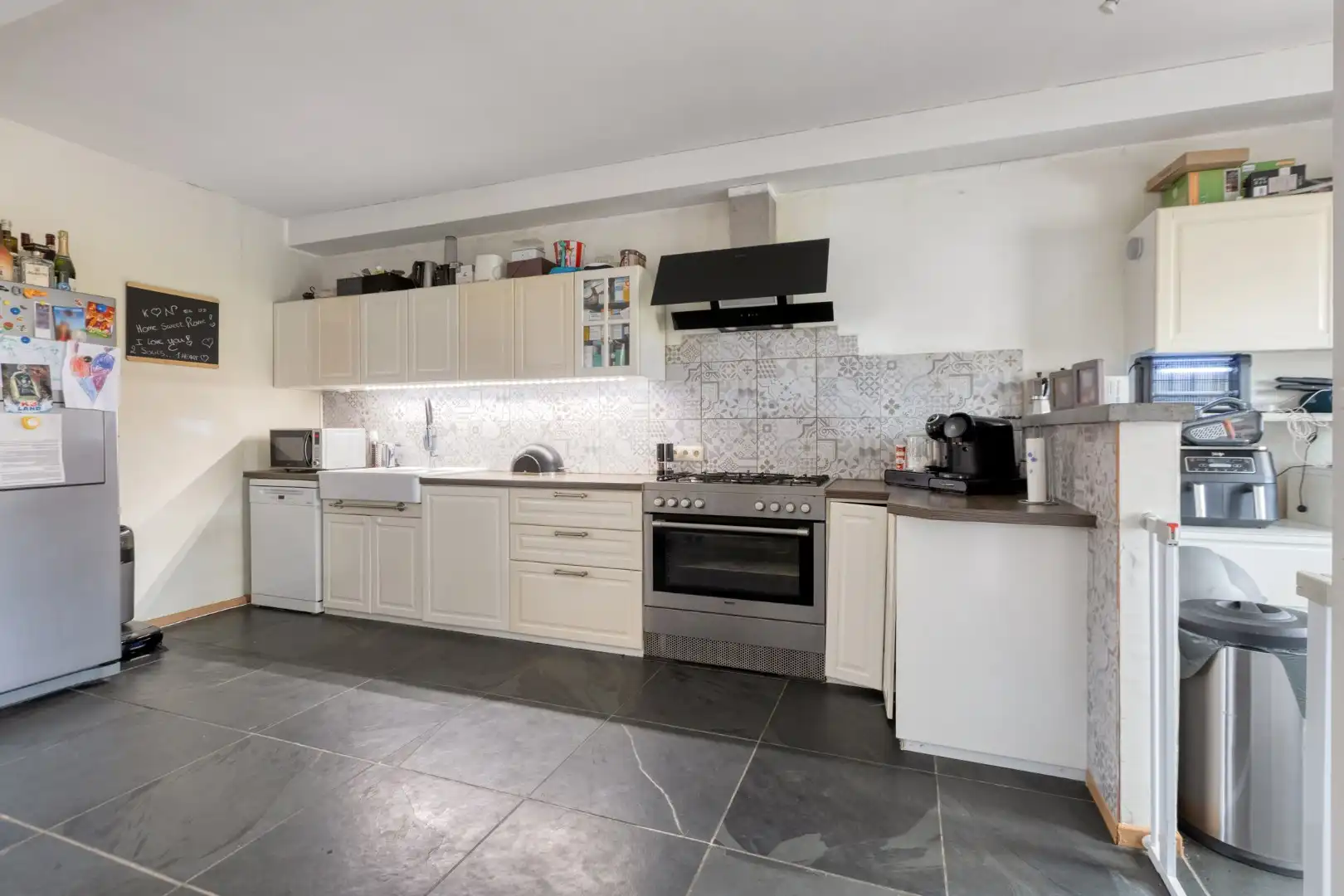 Gerenoveerde woning met 4 slaapkamers gelegen kortbij het centrum foto 4