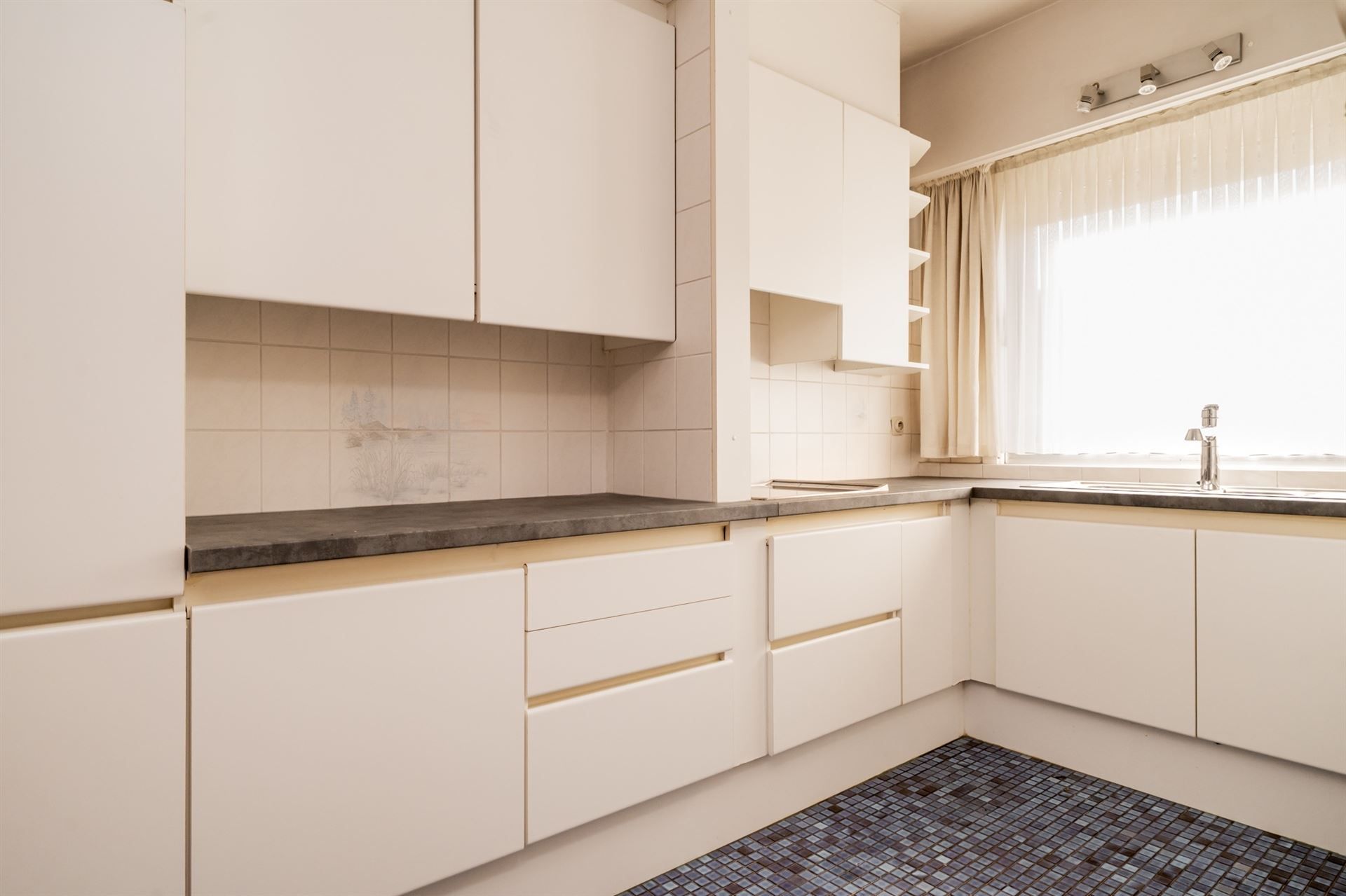 Gelijkvloers app met 2 slpk, terras en garage (€ 25.000) foto 5