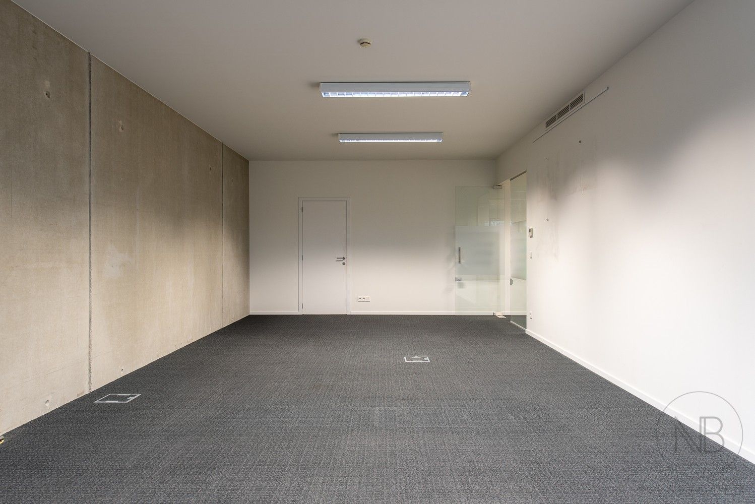 Volledig ingerichte en verhuurde kantoorverdieping in het zakelijke centrum van Genk (Botta-gebouw) foto 29