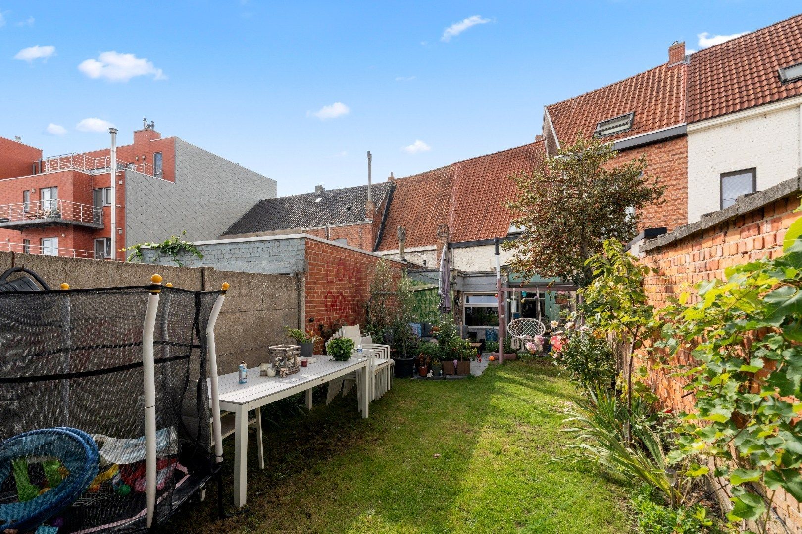 Op te frissen rijwoning met tuin foto 11