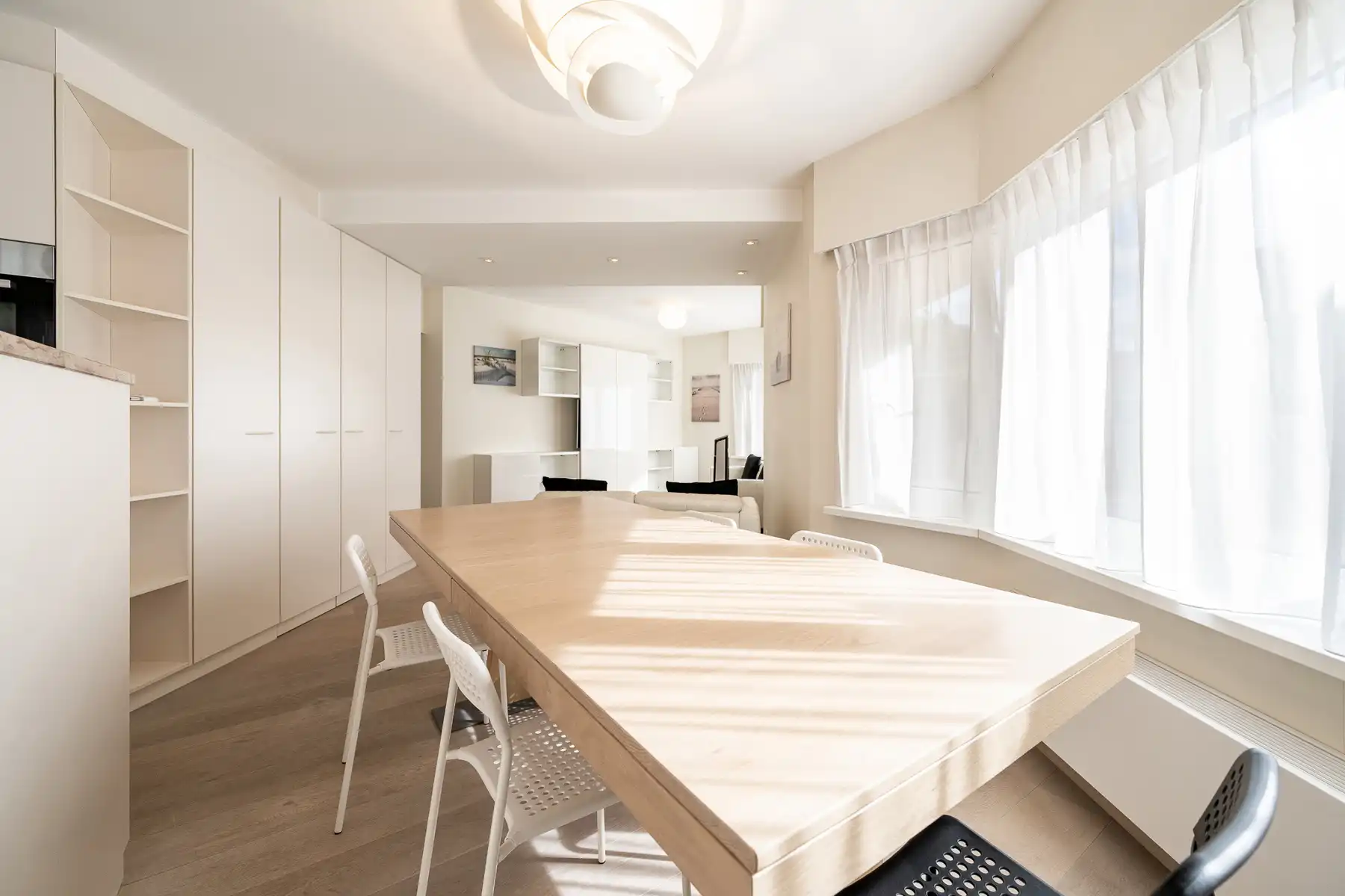 Gemeubeld drie slaapkamerappartement vlakbij de Zoutelaan met parking foto 4