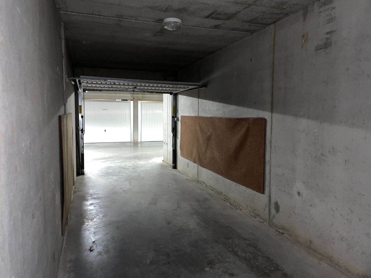 Centraal gelegen ruim twee-slaapkamer appartement + garage foto 18