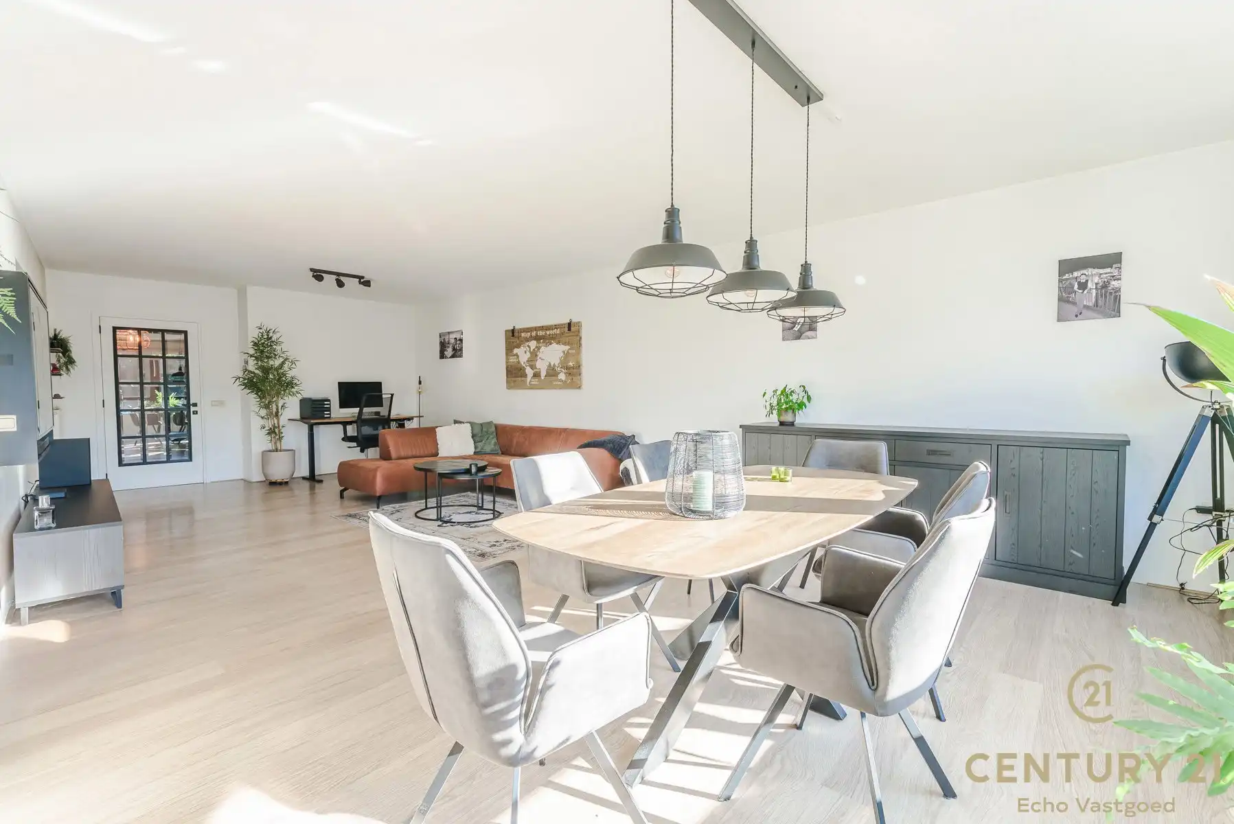 Ruim 2-slaap- 2badkamer appartement met terras en zwembad foto 4