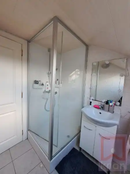 Ruim duplexapp met 3 slaapkamers, 2 auto staanplaatsen en tuin. foto 8