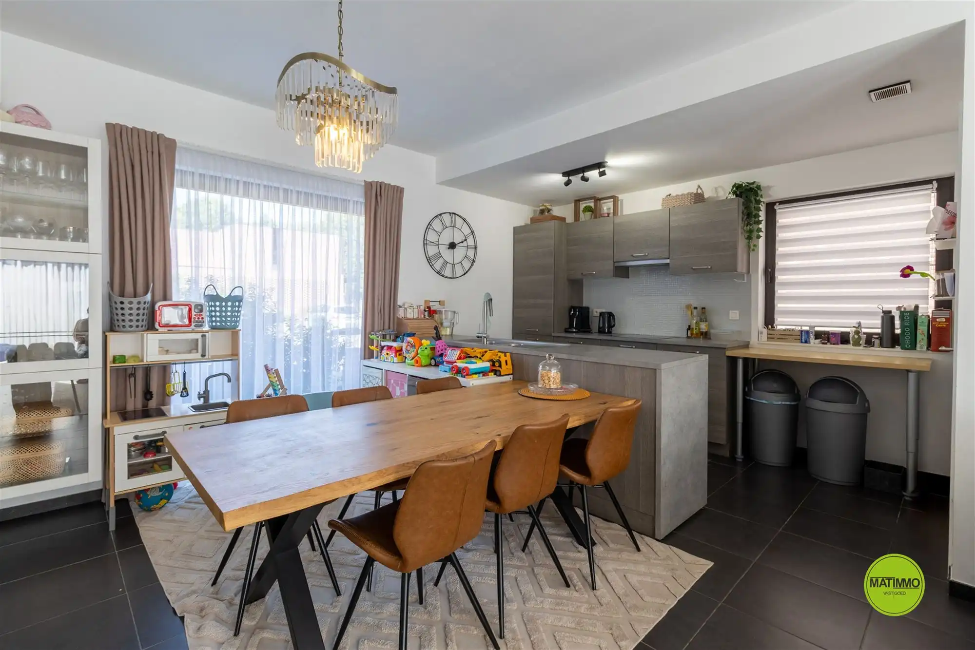 Modern wonen met zonnige tuin en private parkeerplaats foto 3