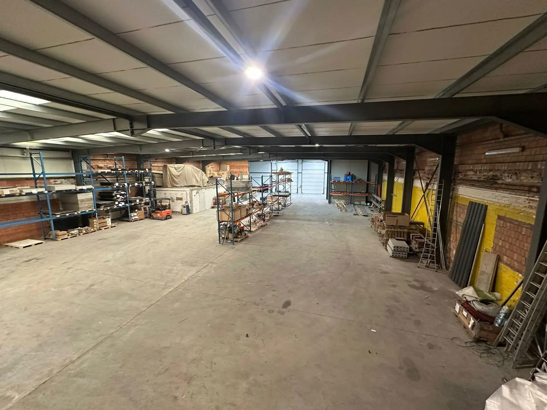 Magazijn + kantoor te huur foto 9