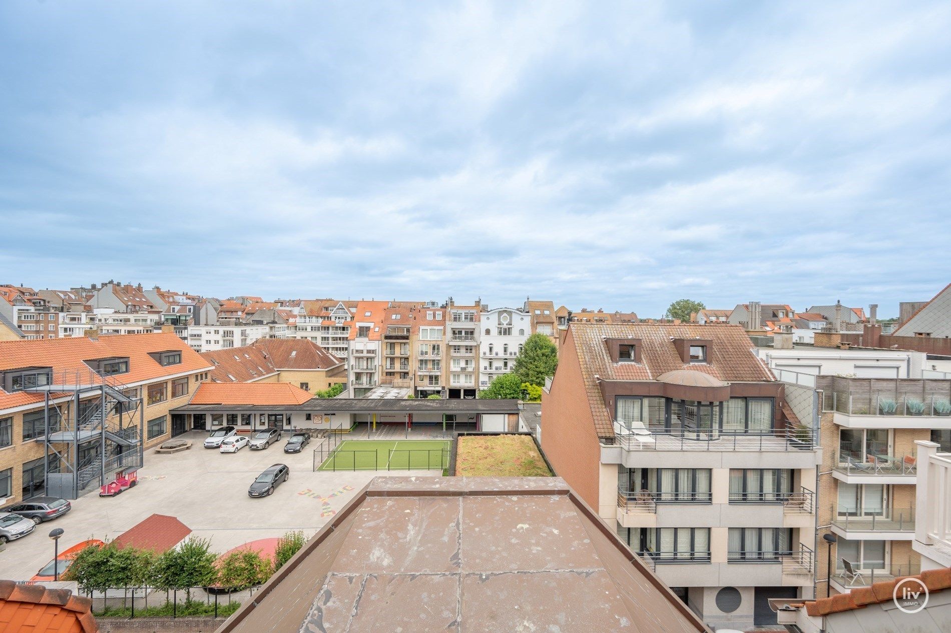 OPENDEURDAG 26/10 tussen 14 u en 16 u : Lichtrijk zuidgerichte duplex met 3 slaapkamers en een open zicht op enkele meters van het strand en de winkelstraten.  foto 17