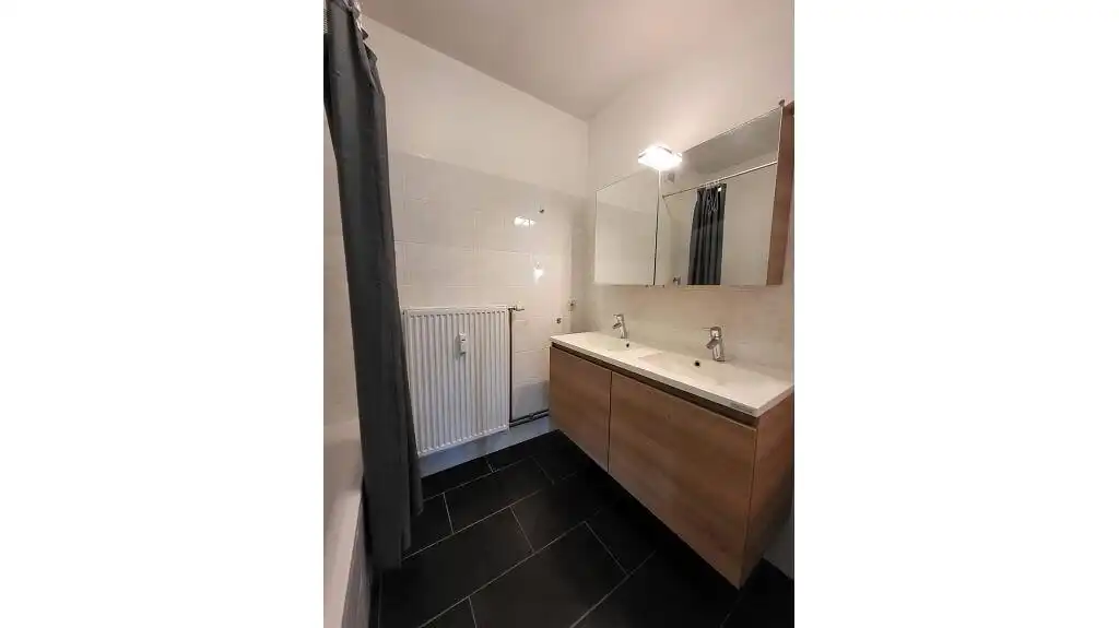 Ruim 2-slaapkamerappartement + Autostandplaats te koop in Assebroek Brugge foto 7