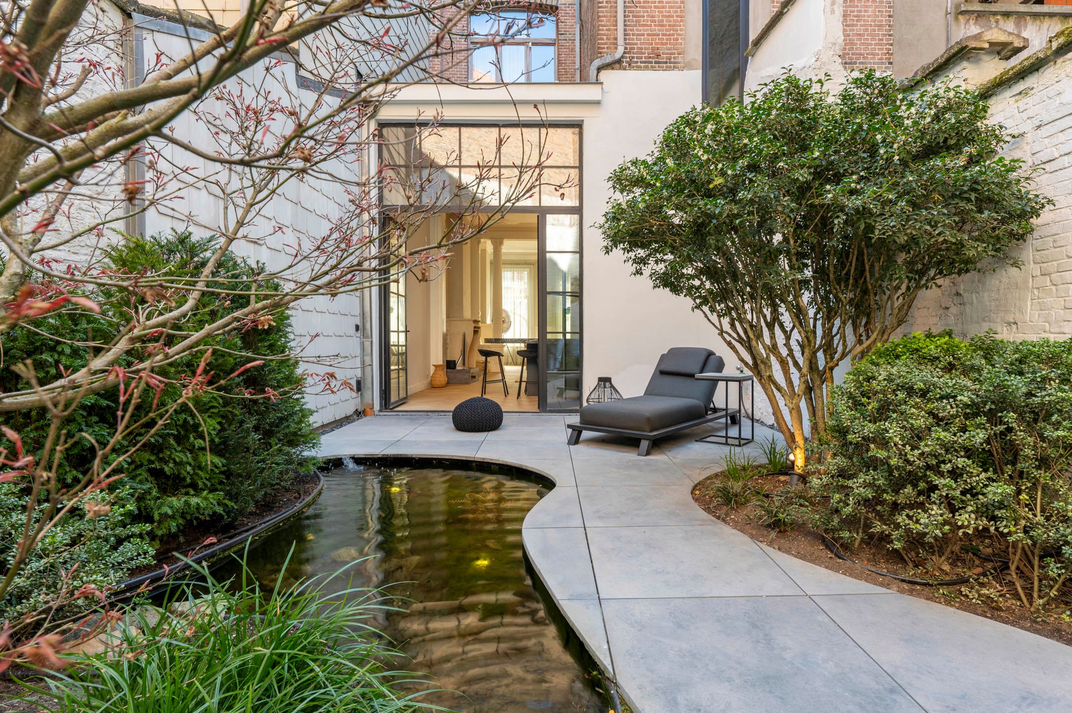 Indrukwekkend herenhuis op een toplocatie te Antwerpen Zuid. foto 9