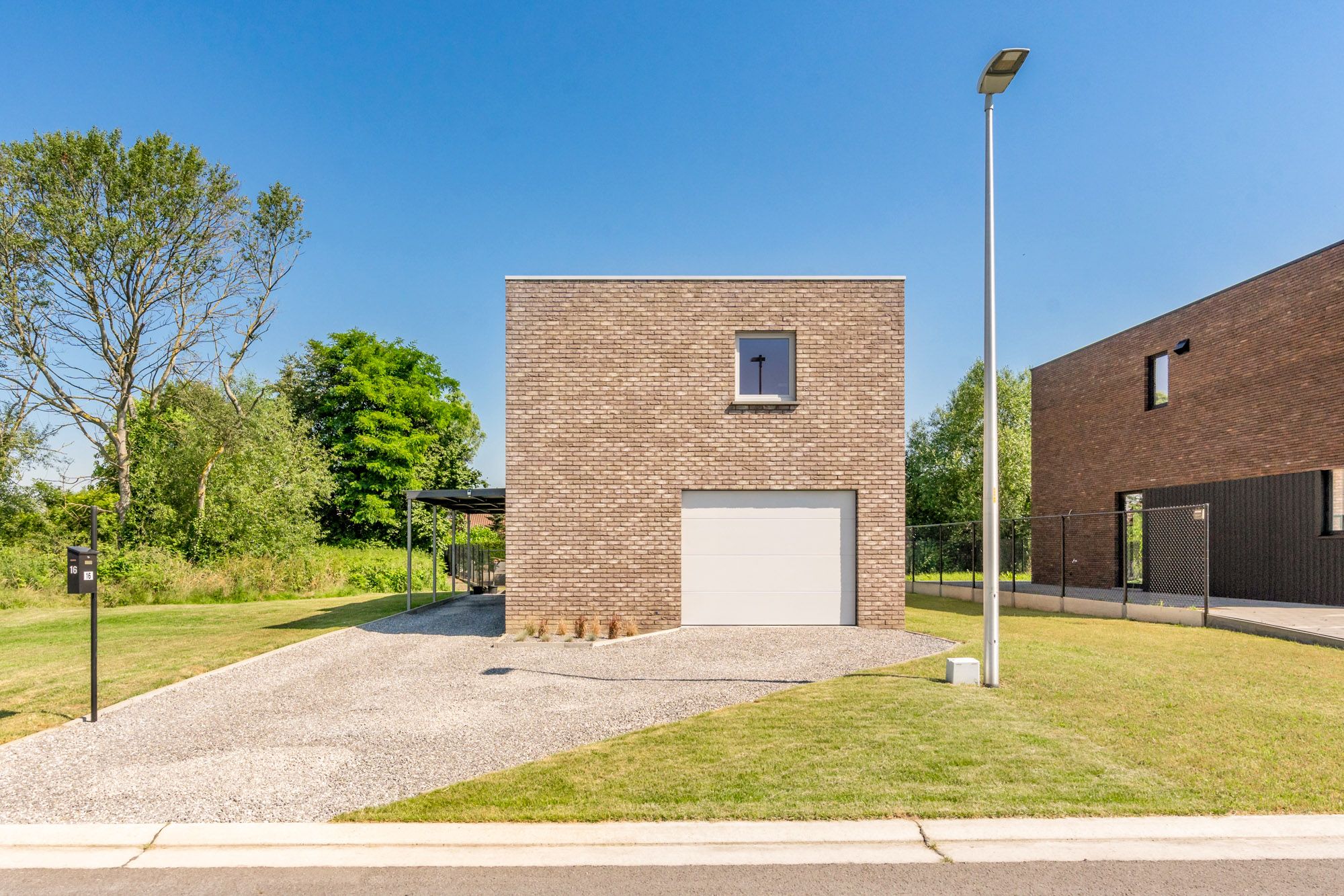 MODERNE VRIJSTAANDE EN ENERGIEZUINIGE BEN-WONING IN EEN VERKEERSLUWE NIEUWBOUWVERKAVELING NABIJ HET CENTRUM VAN WIJCHMAAL, PEER OP EEN PERCEEL VAN 4A 3CA – DE WONING OMVAT EEN HEERLIJKE OPEN LEEFRUIMTE MET VEEL LICHTINVAL, EEN GOED UITGERUSTE KEUKEN MET AANSLUITEND TOEGANG TOT HET TERRAS, 3 KNAPPE SLAAPKAMERS EN 2 BADKAMERS WAARVAN 1 MET ZEER RUIME INLOOPDOUCHE –VERKOOP ONDER REGISTRATIERECHTEN!! -  foto 3