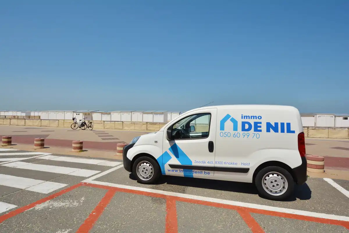 Ruime afgesloten garagebox te koop foto {{pictureIndex}}