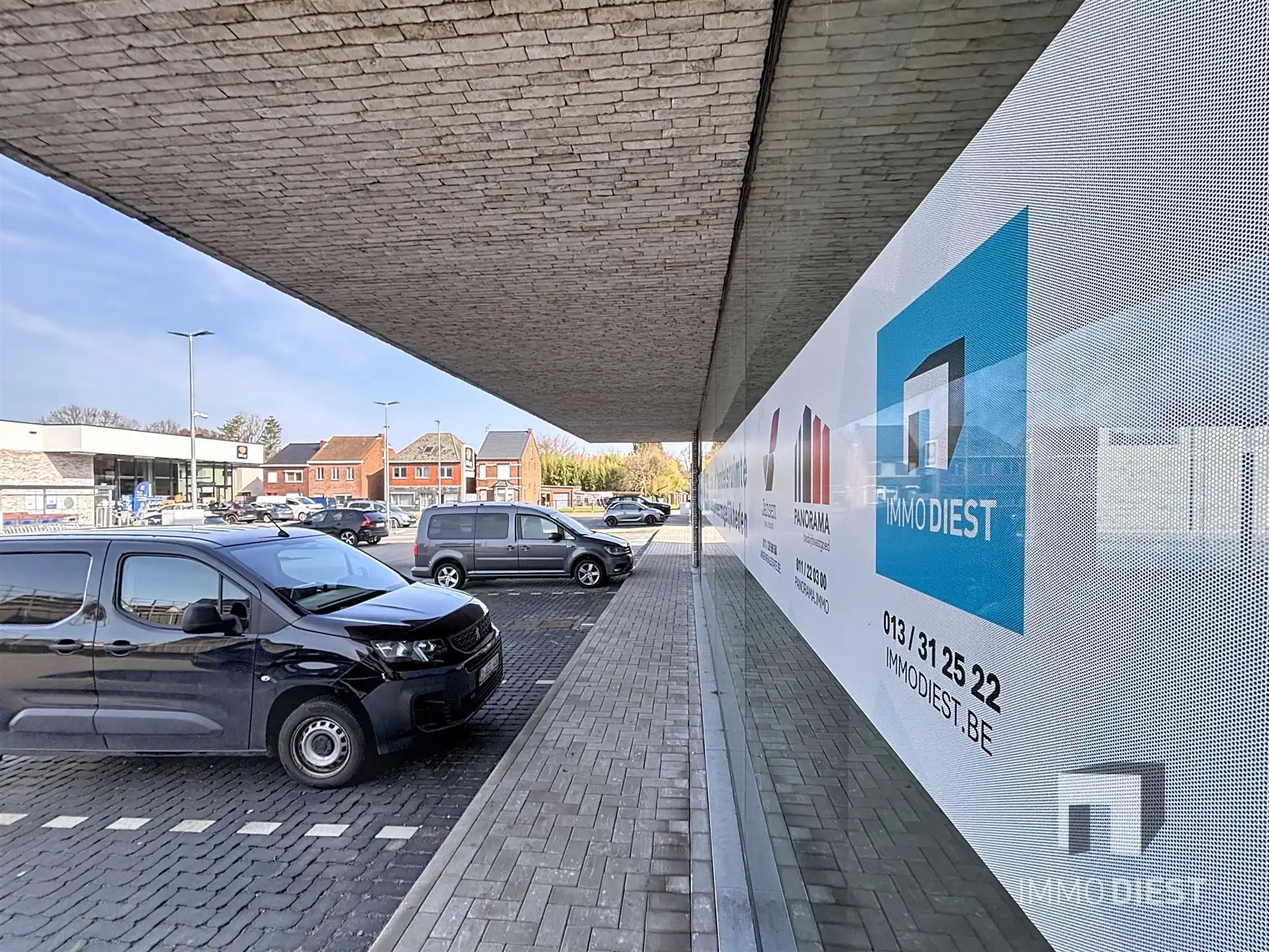 Commercieel Gebouw van 250m2 op toplocatie met parking! foto 4