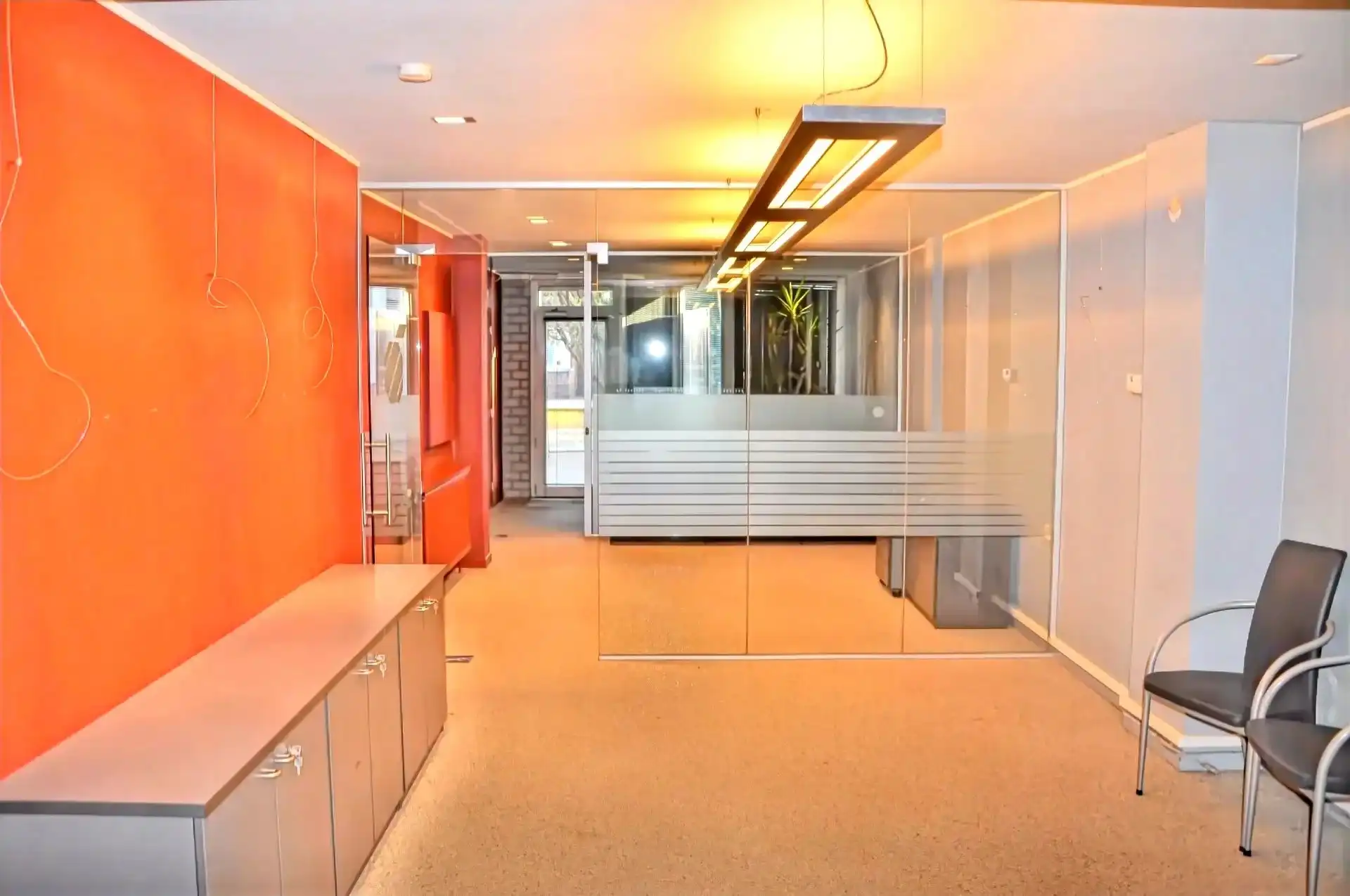 UNIEK HANDELSPAND VAN 110M² MET DUPLEXAPPARTEMENT MET 3 SLPK IN LANAKEN CENTRUM foto 2