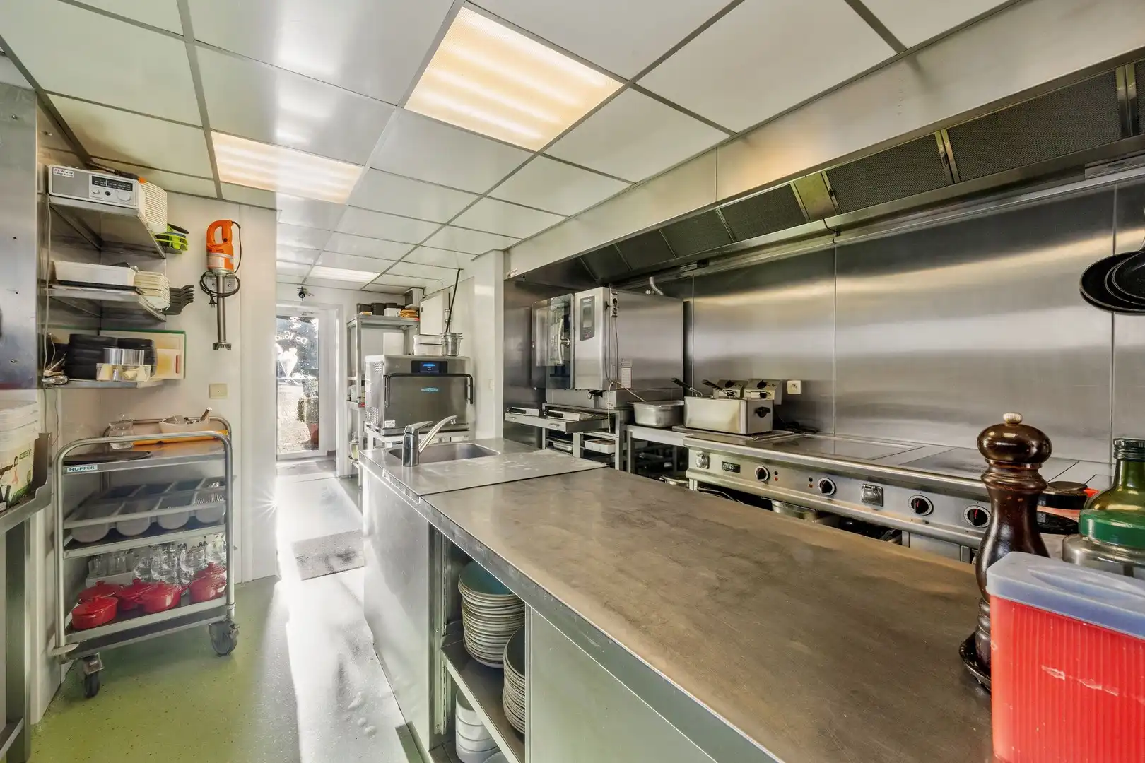 Gebouw waar het gezellige restaurant "De Vondel" is ondergebracht met woonst en voldoende parking op eigen terrein foto 18