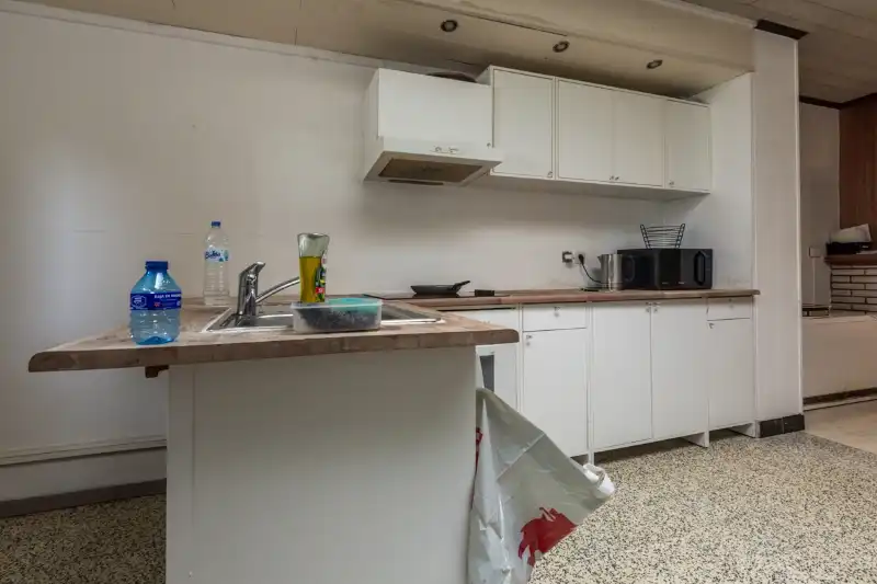 Te renoveren woning met 4 slaapkamers, tuinterras en kleine garage (elektriciteit goedgekeurd...). foto 3