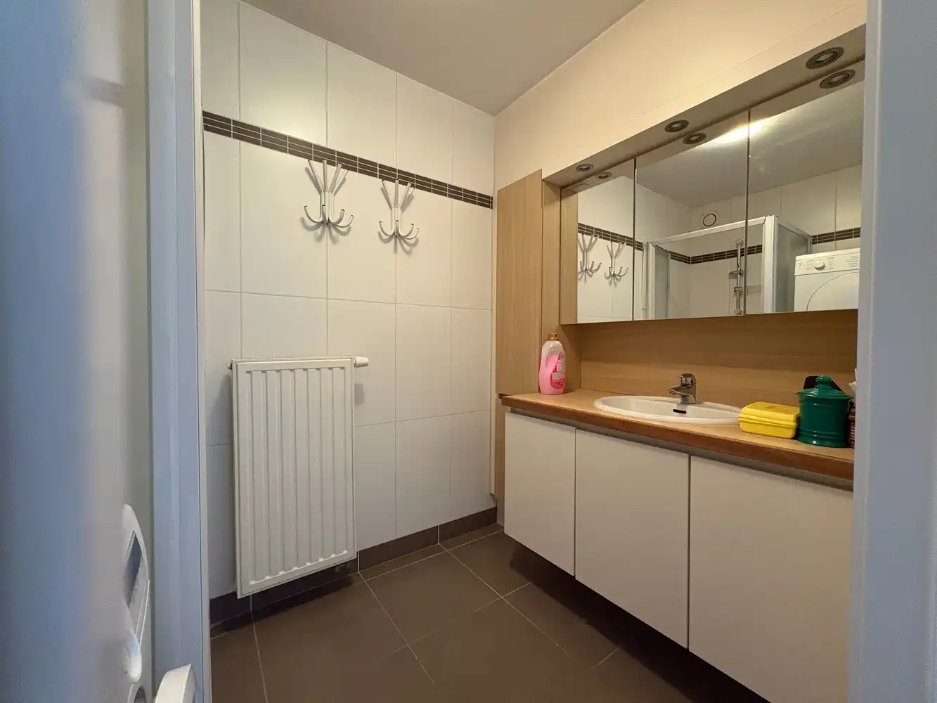 Lichtrijk appartement met twee slaapkamers + garage foto 10