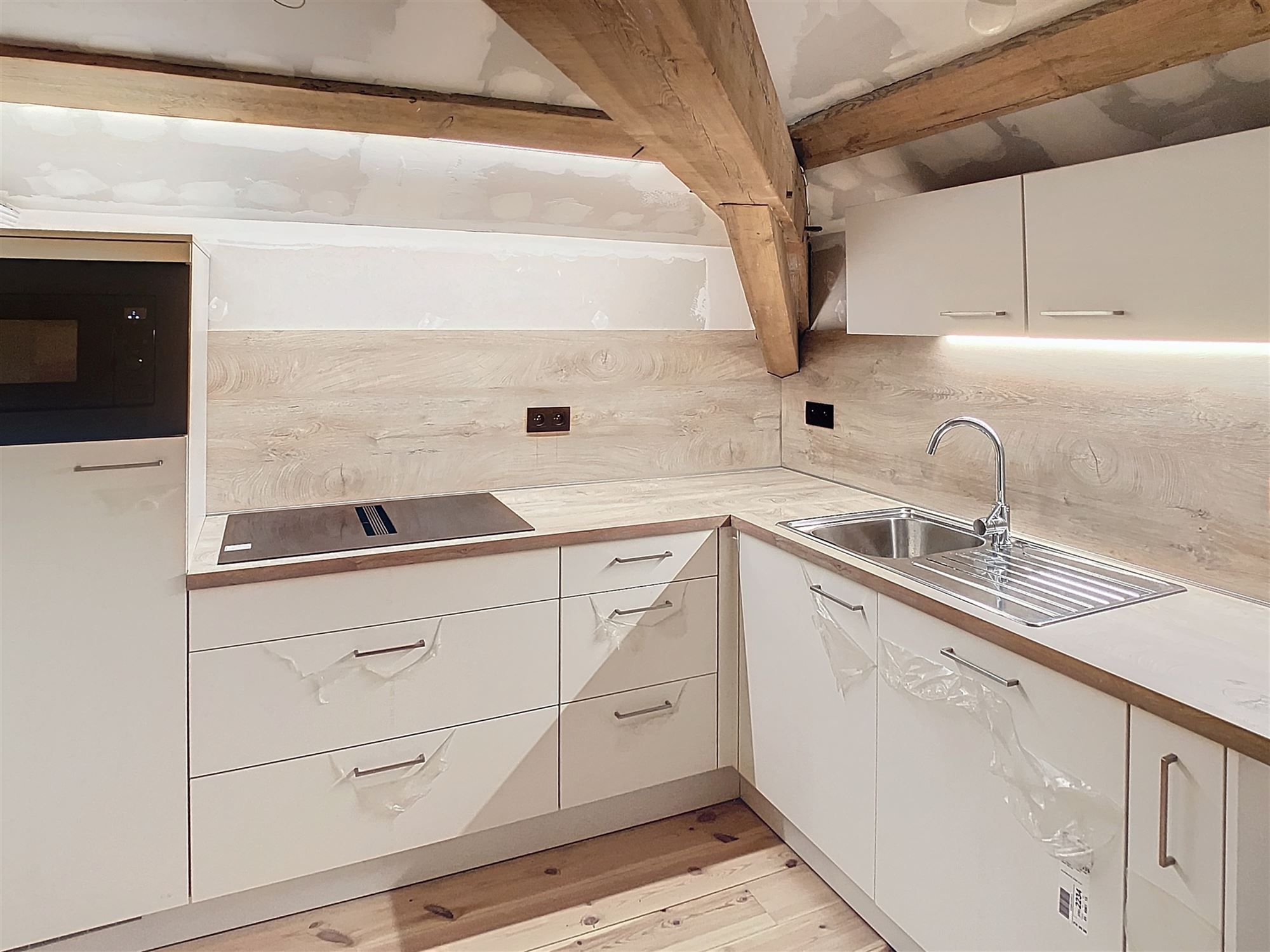 Unieke kantoor- of commerciële ruimte/ POP-UP mogelijk (Huurprijs + 21 % btw). foto 12