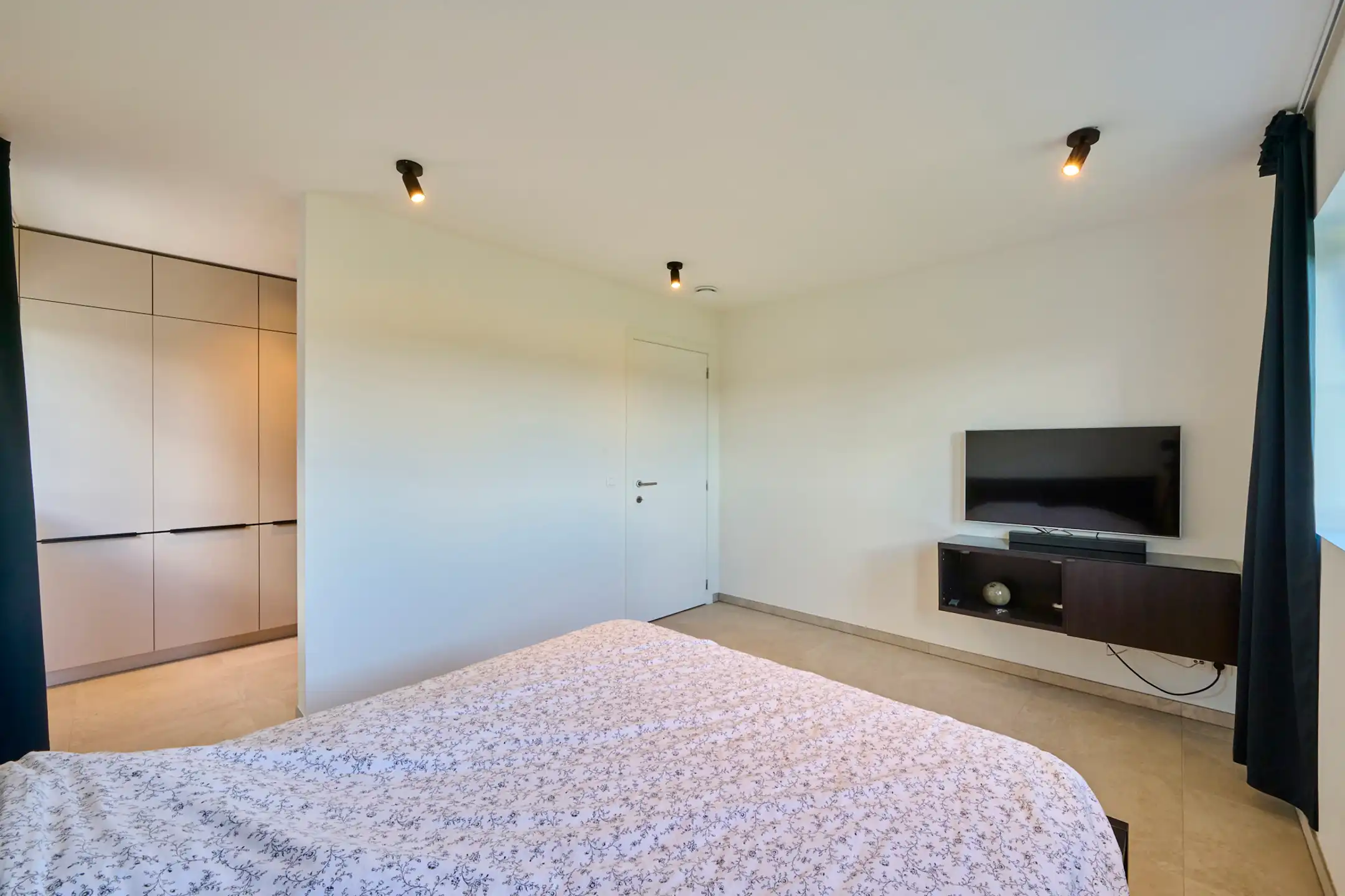 Ruime instapklare gezinswoning met zicht op achterliggend groen.&nbsp; foto 9