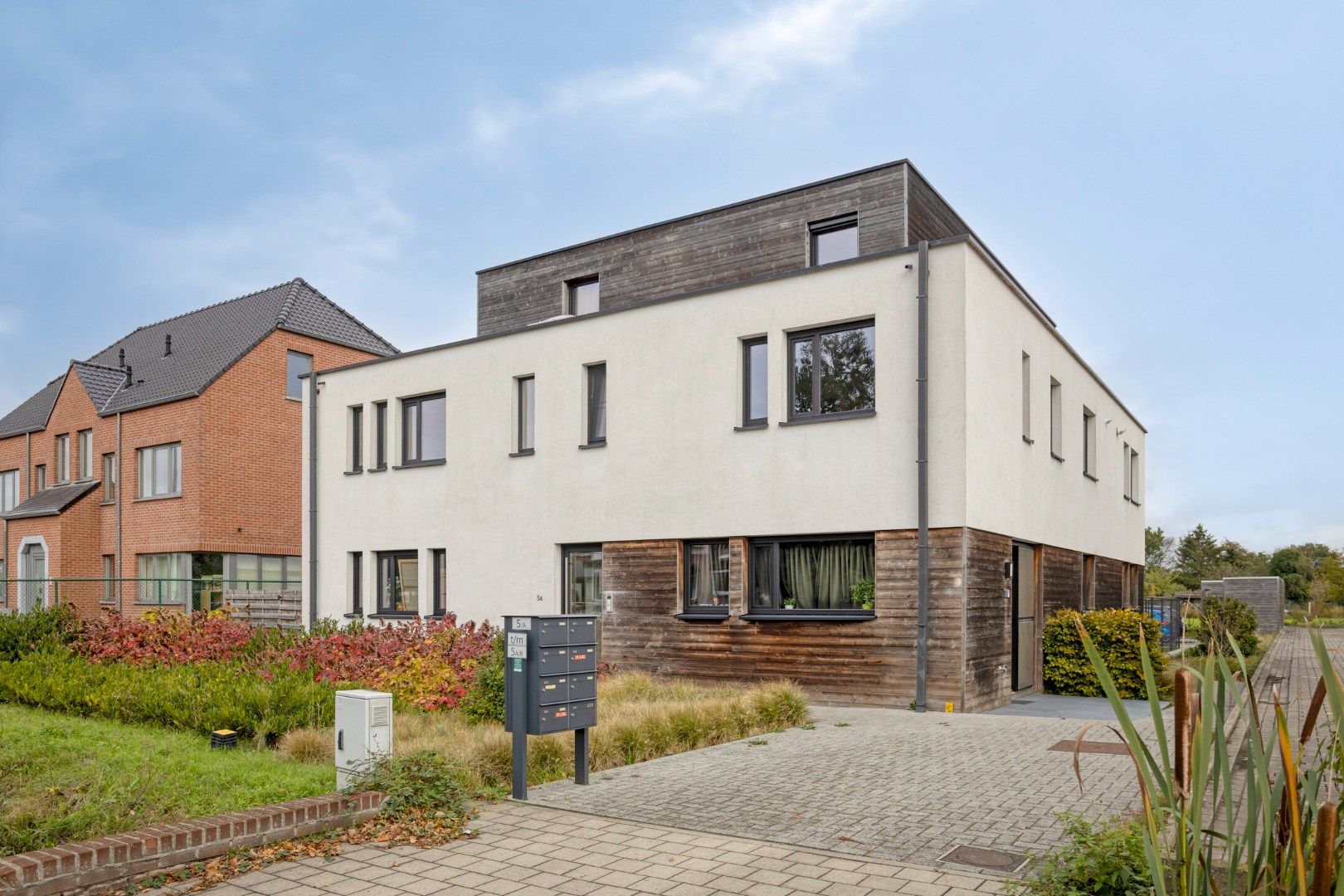 Instapklaar gelijkvloers appartement met 2 slpks en ruime tuin gelegen in Geel !  foto {{pictureIndex}}