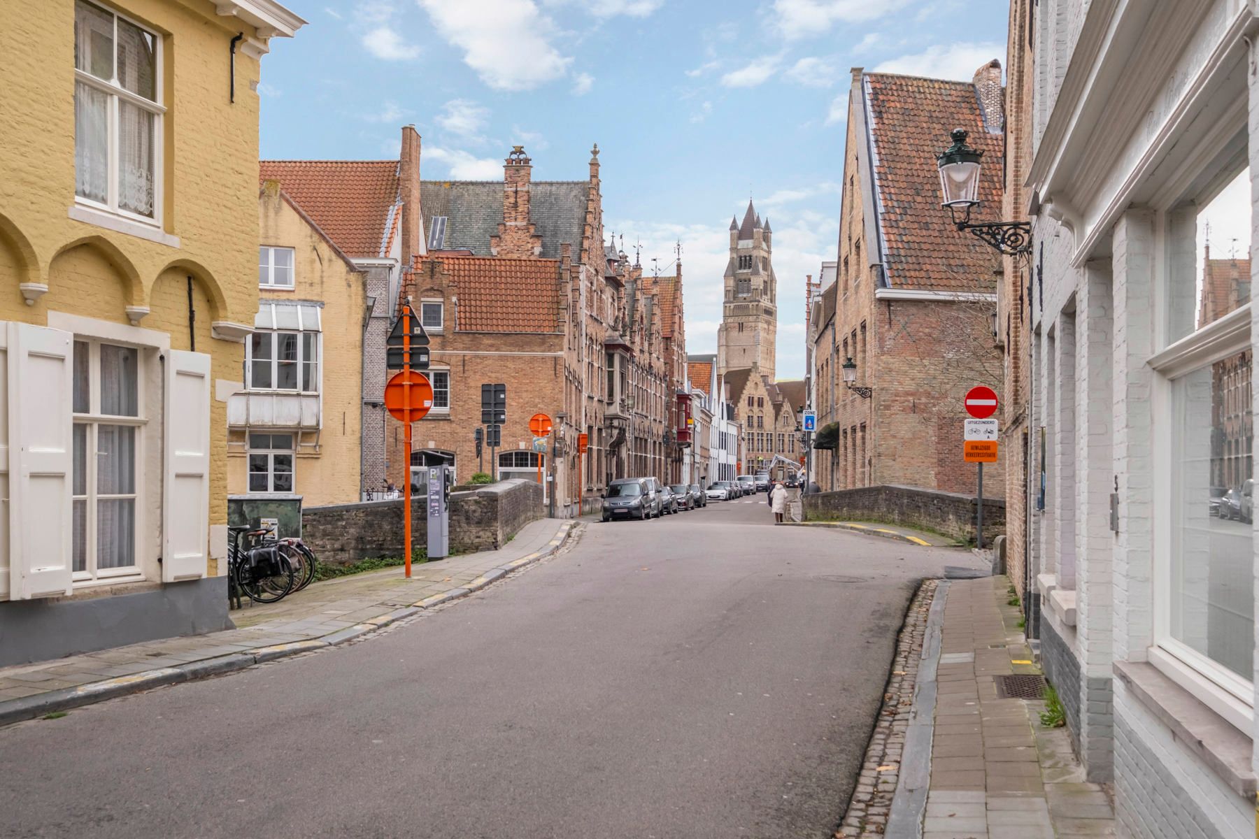 Grondige gerenoveerd opbrengsteigendom te Brugge foto 3