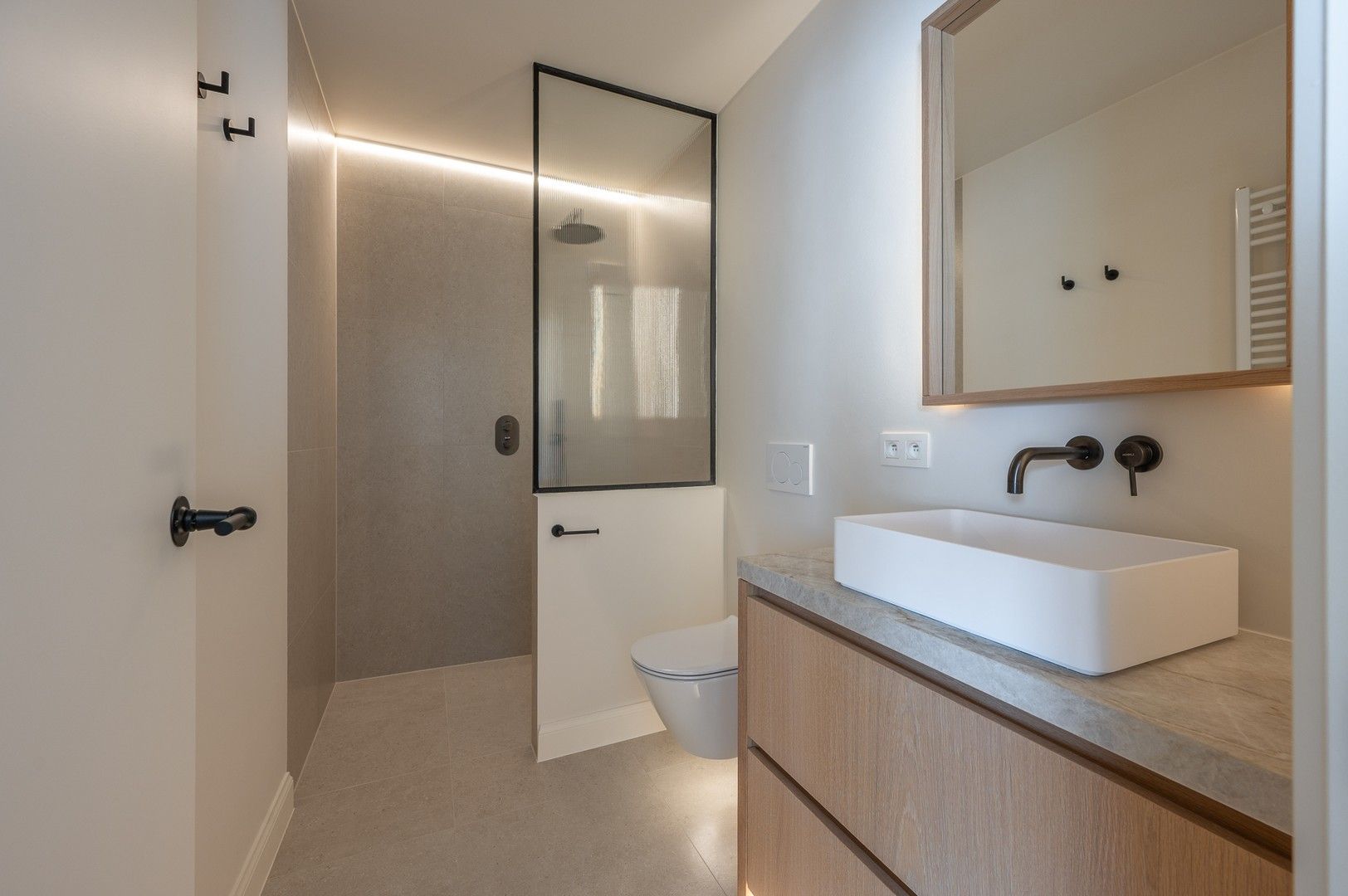 Prachtig en luxueus gerenoveerd appartement met zeezicht, centraal gelegen in het Zoute. foto 16