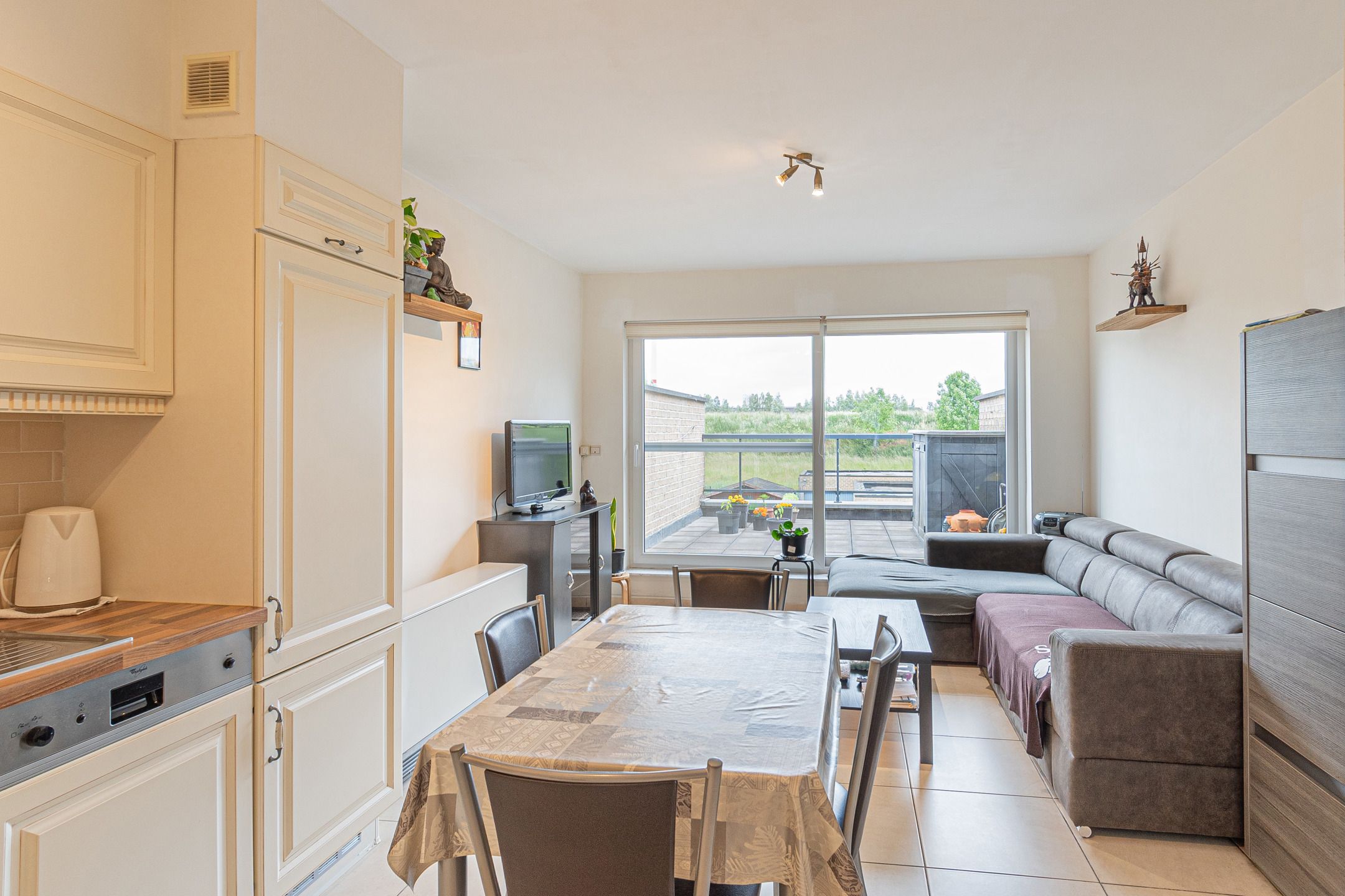 Instapklaar 1-slaapkamerappartement met garage foto 4