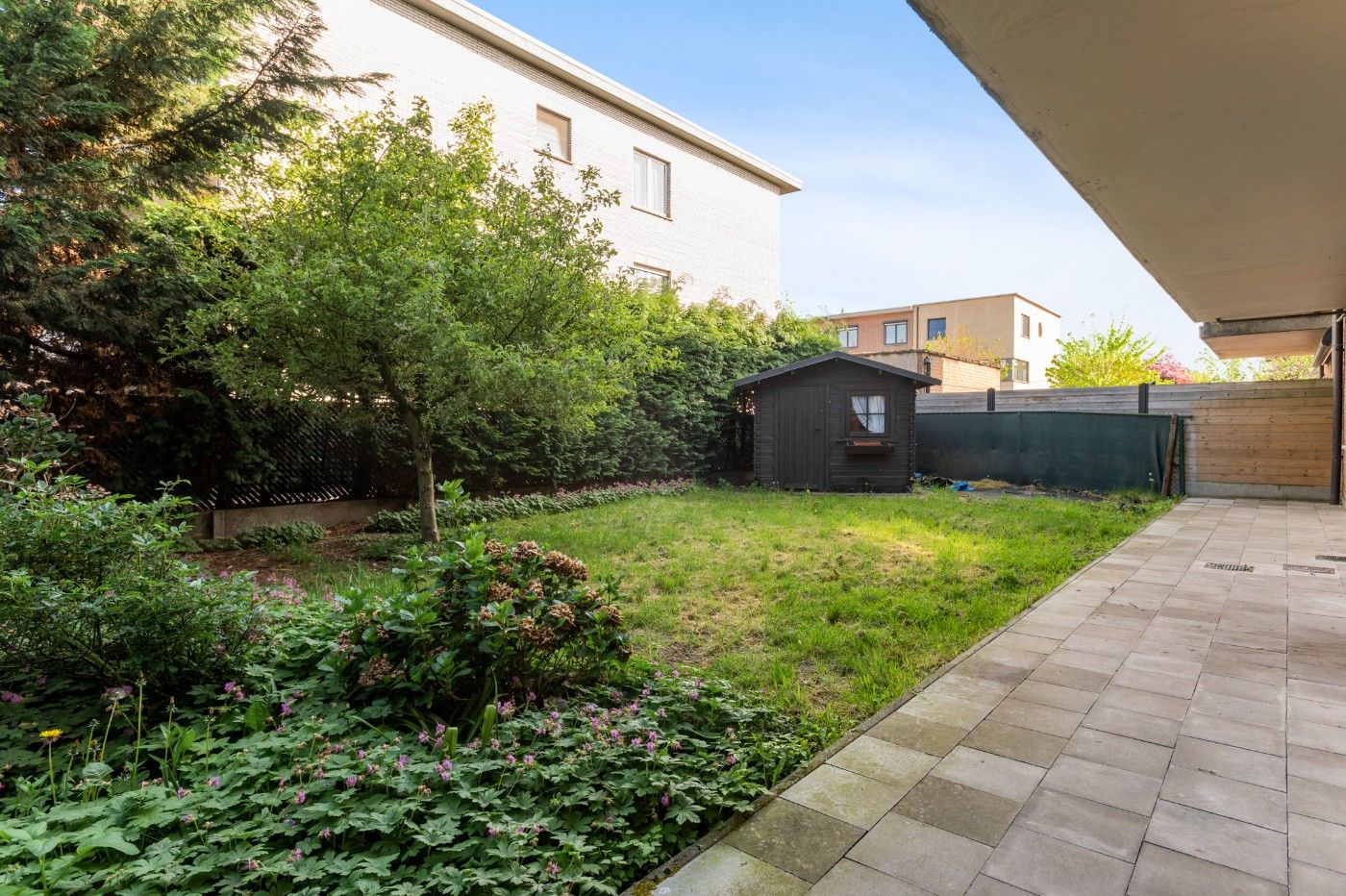 Keurig, ruim gelijkvloersapp. met 2 slpk., inpandige garage en tuin foto 22
