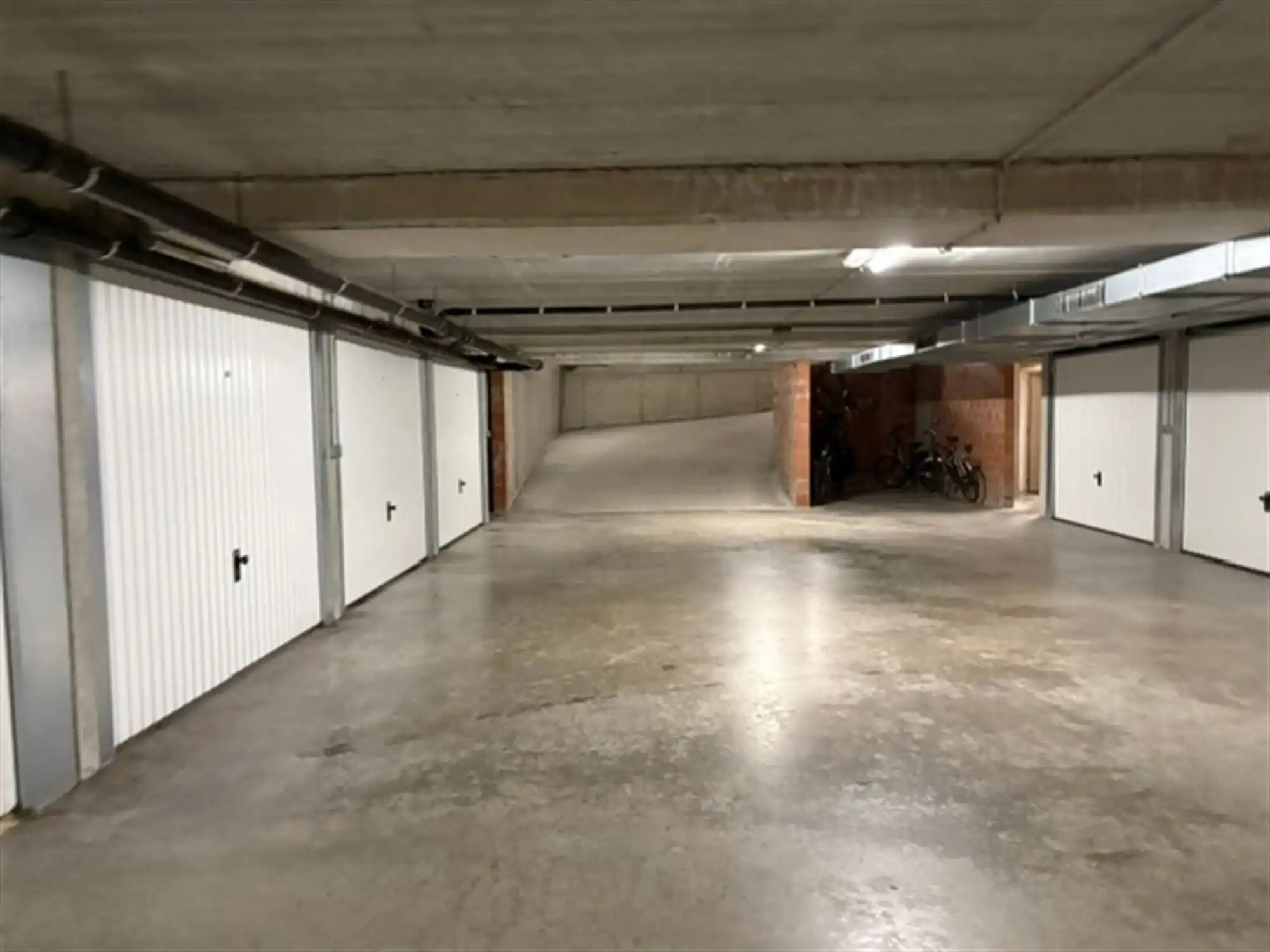 Zeer ruime ondergrondse garagebox te koop – Parklaan, Bredene foto 2