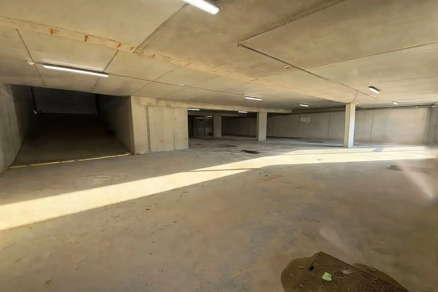 Zeer ruim 1 (+1)-slaapkamerappartement op de eerste verdieping met zuidgericht terras van ca. 43 m², balkon en ondergrondse parkeerplaats, in hartje Maaseik. foto 14
