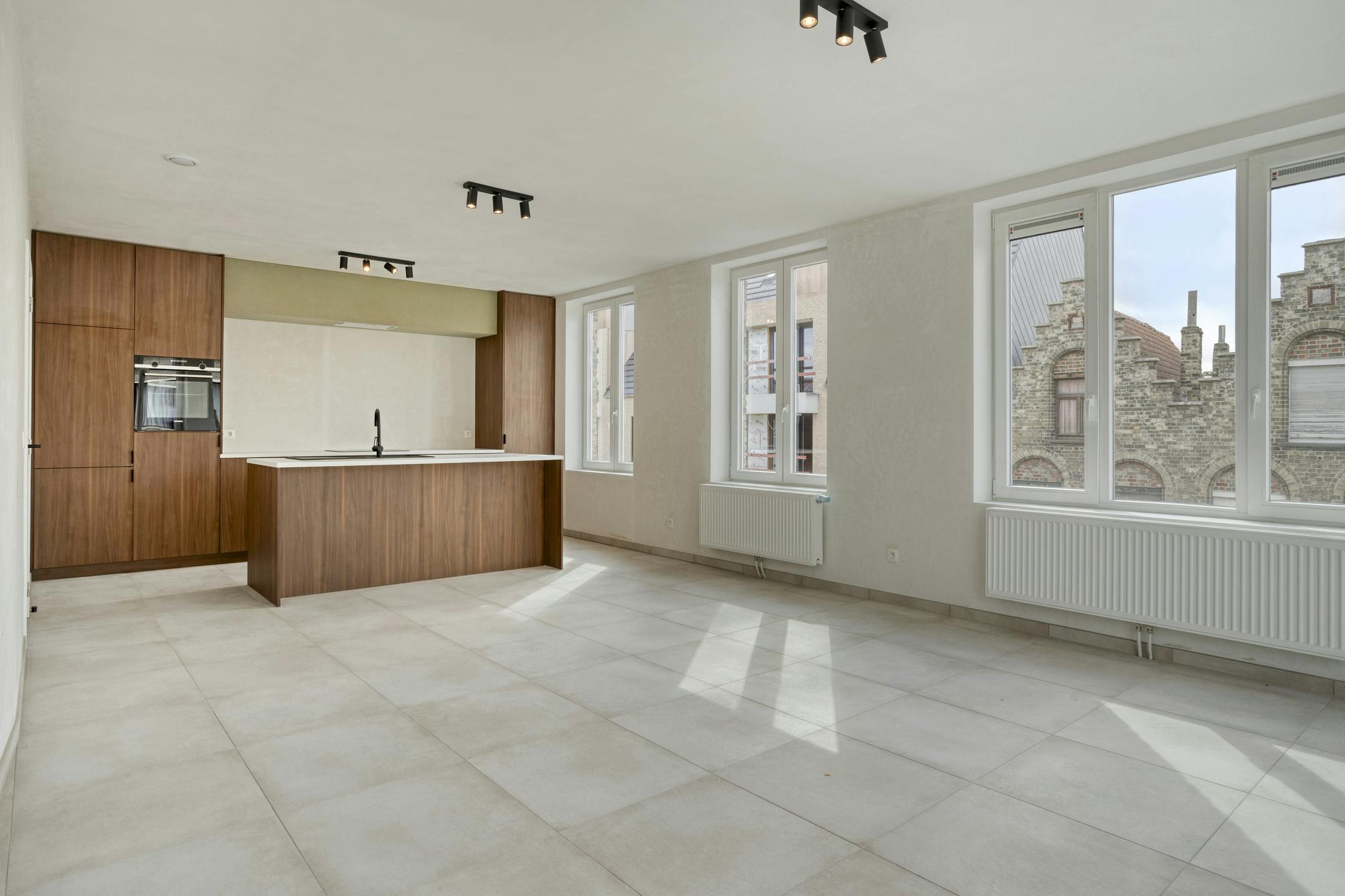 Pand met 2 gerenoveerde appartementen en winkel te Veurne. foto 10