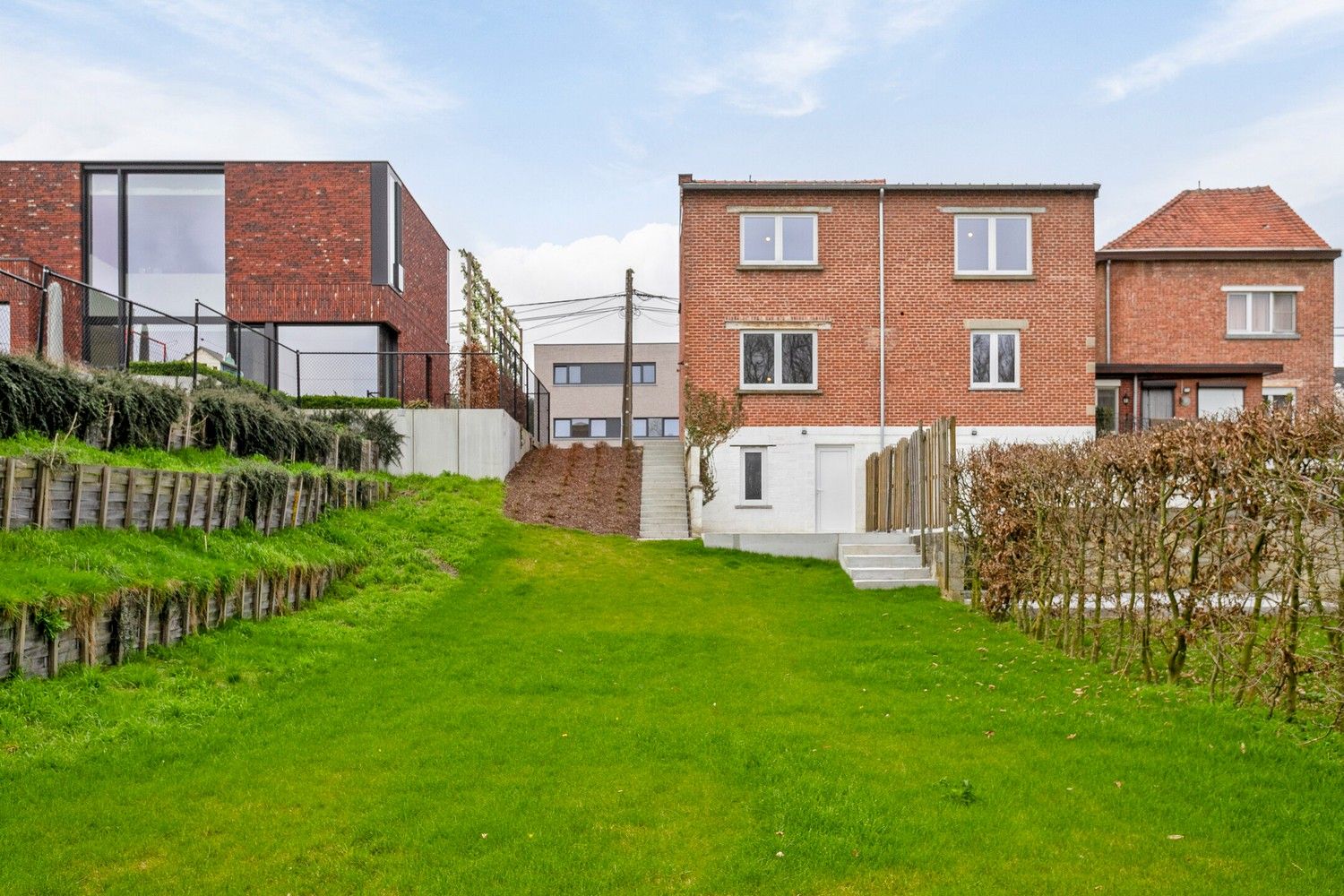 Volledig vernieuwd appartementsgebouw met twee drie slaapkamer appartementen met tuin. foto 48