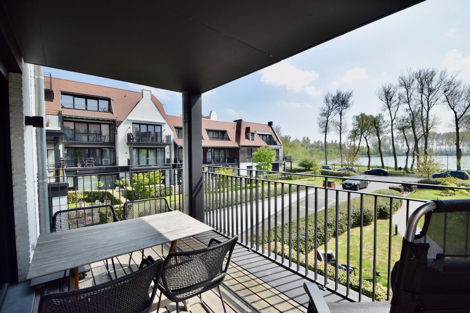 Hoekappartement te huur in Duinenwater met een prachtig zonneterras genietend van het frontaal meerzicht. foto 13