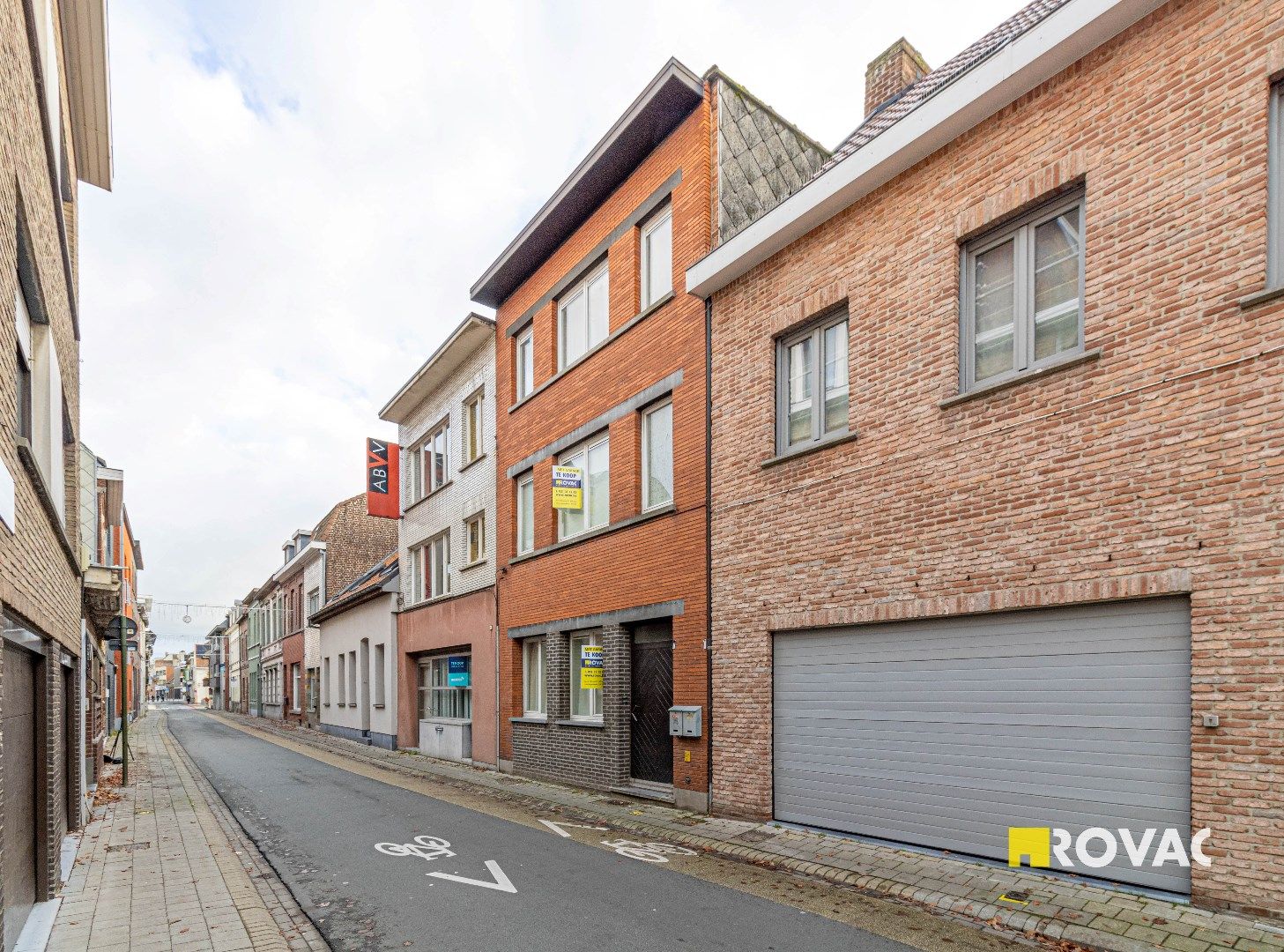 Opbrengsteigendom met 2 instapklare appartementen en 2 garages - uitweg achteraan foto {{pictureIndex}}