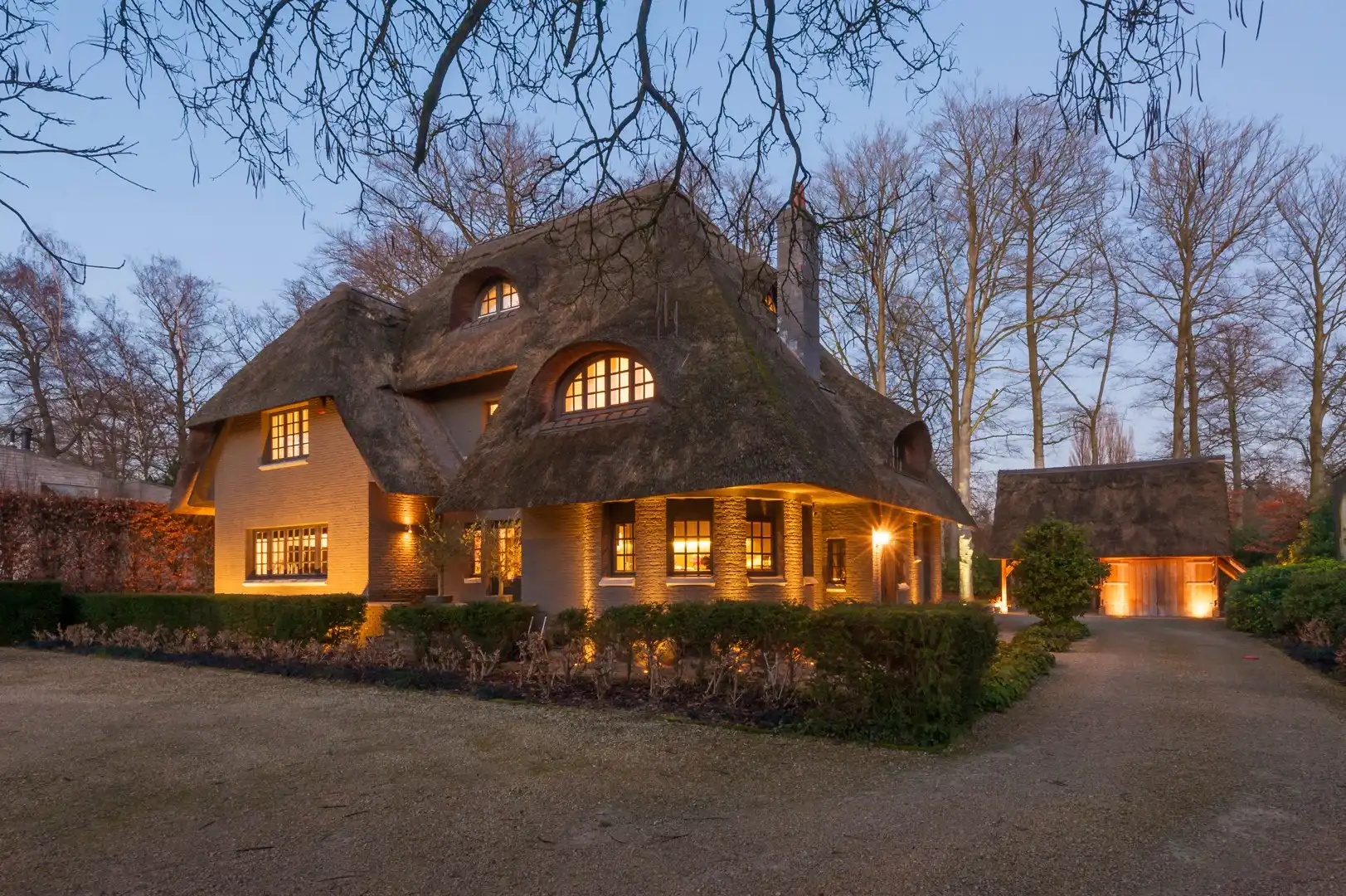 PRACHTIGE EN UNIEKE VILLA MET RIETEN DAK foto {{pictureIndex}}