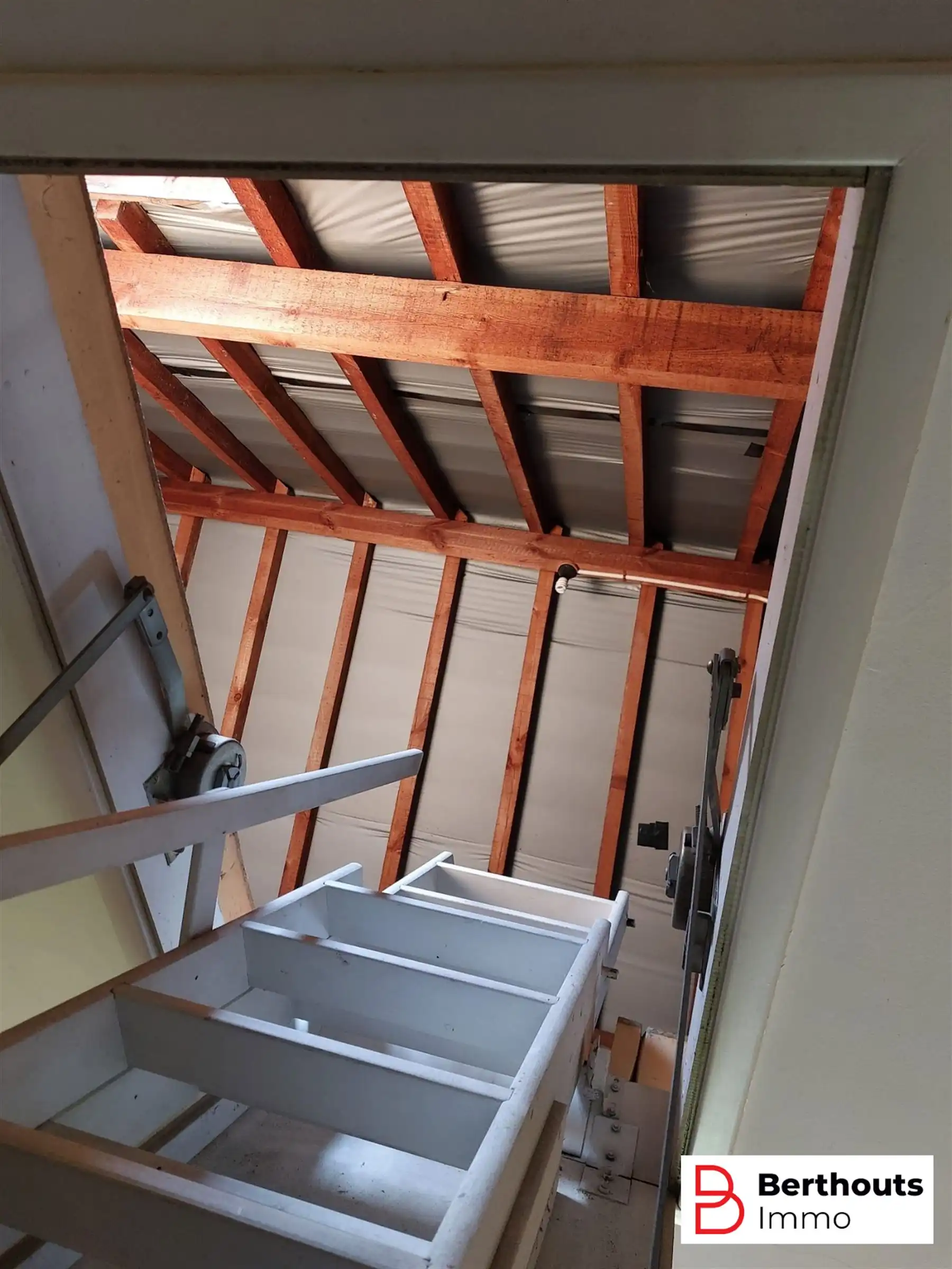 SUPER GELEGEN RIJWONING MET GARAGE  foto 12