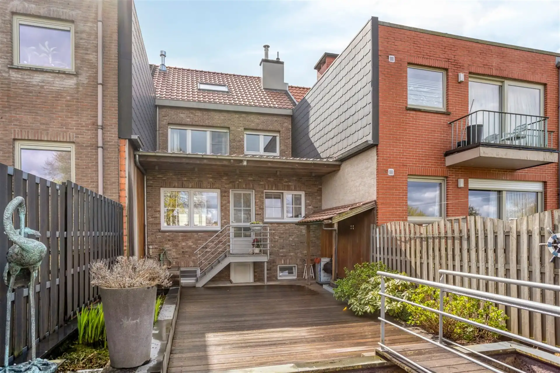 Gezinswoning met 3 slaapkamers, tuin en garage in rustige straat foto 12