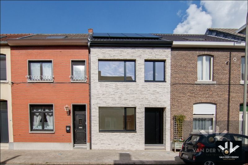 Volledig gerenoveerde & energiezuinige rijwoning met 4slpk te Hasselt foto {{pictureIndex}}