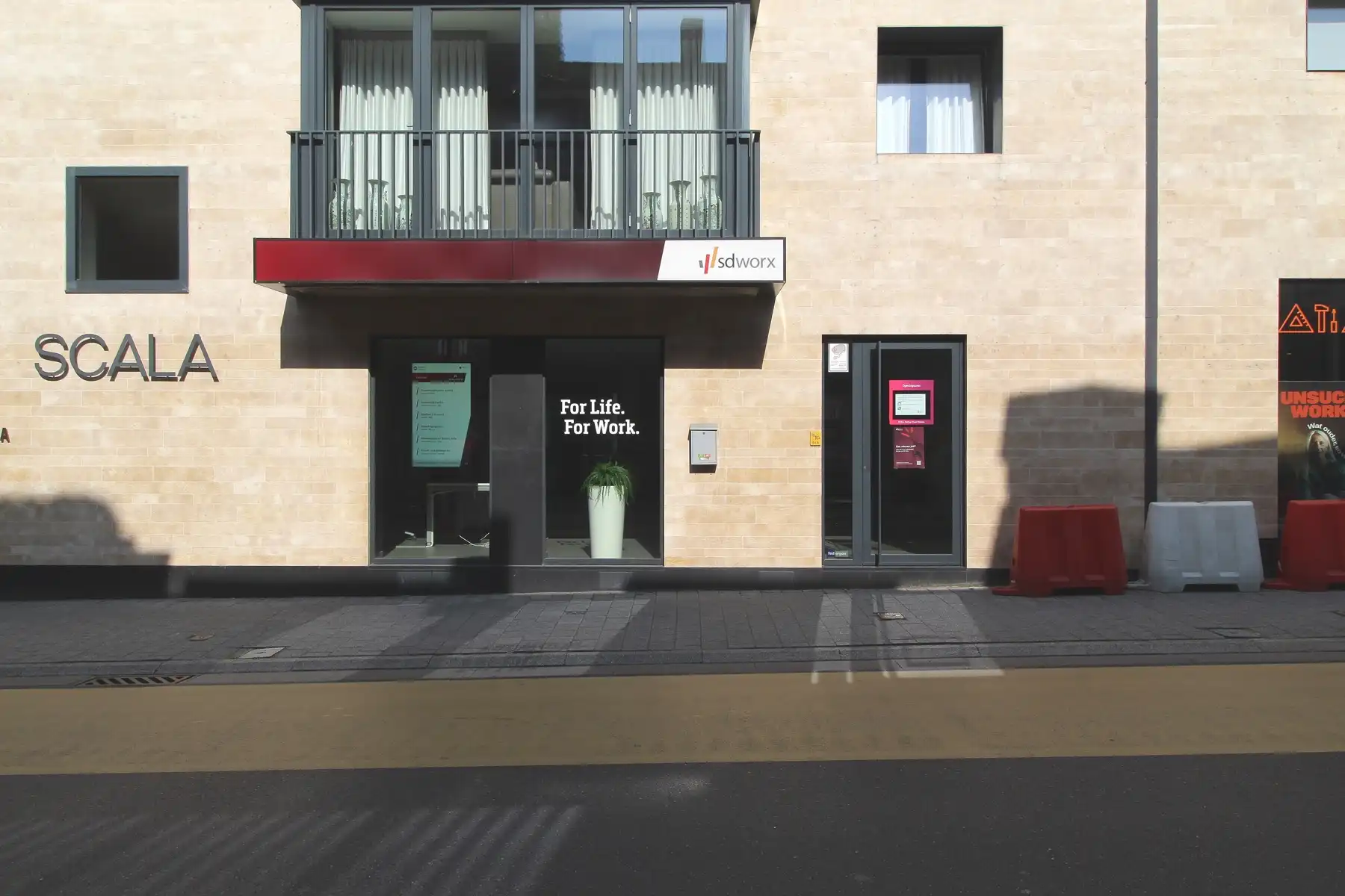 Uitstekende, centraal, gelegen kantoorruimte te Wetteren foto {{pictureIndex}}