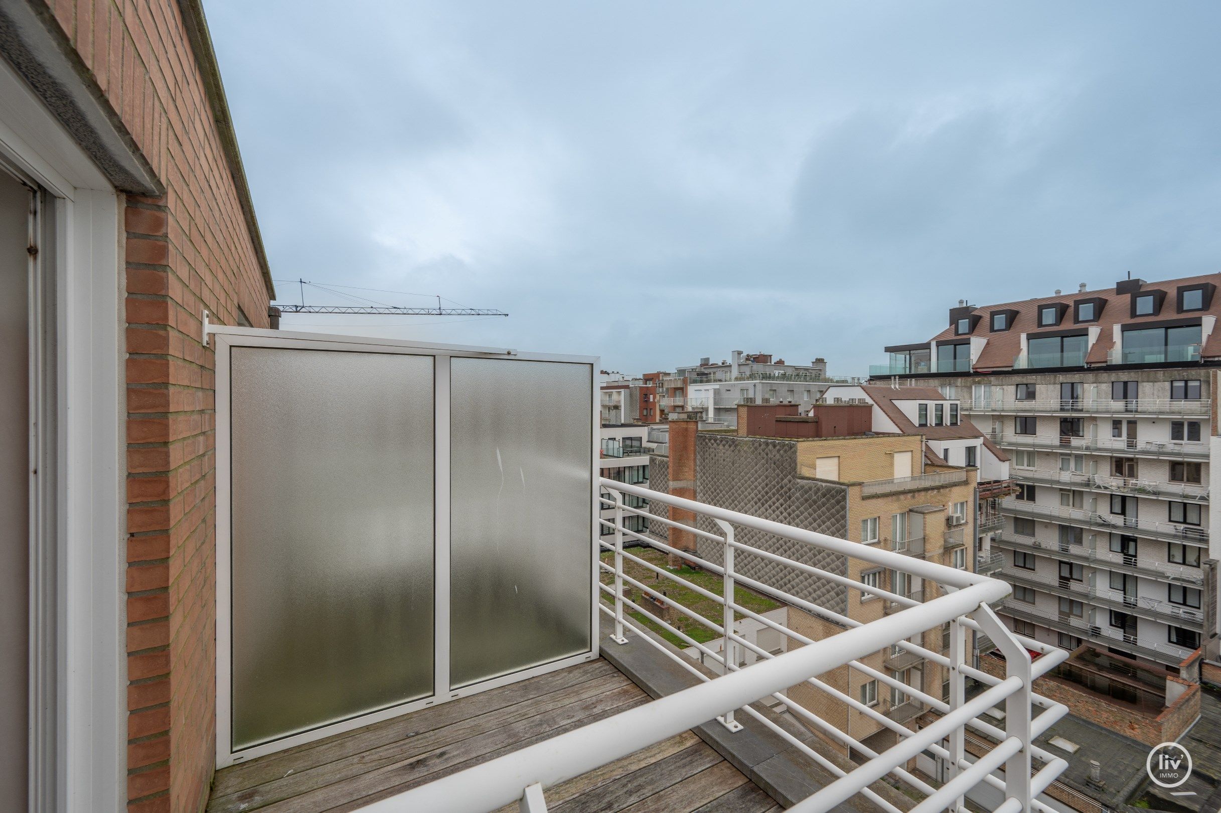 Uniek afgewerkt duplex dakappartement met mooie terrassen gelegen aan de zuidkant van de Kustlaan, vlakbij het Driehoeksplein.  foto 26