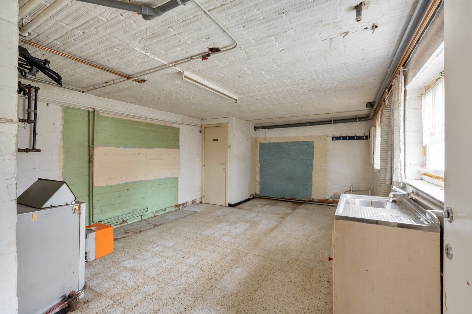 Te renoveren woning met loodsen op rustige locatie! foto 10