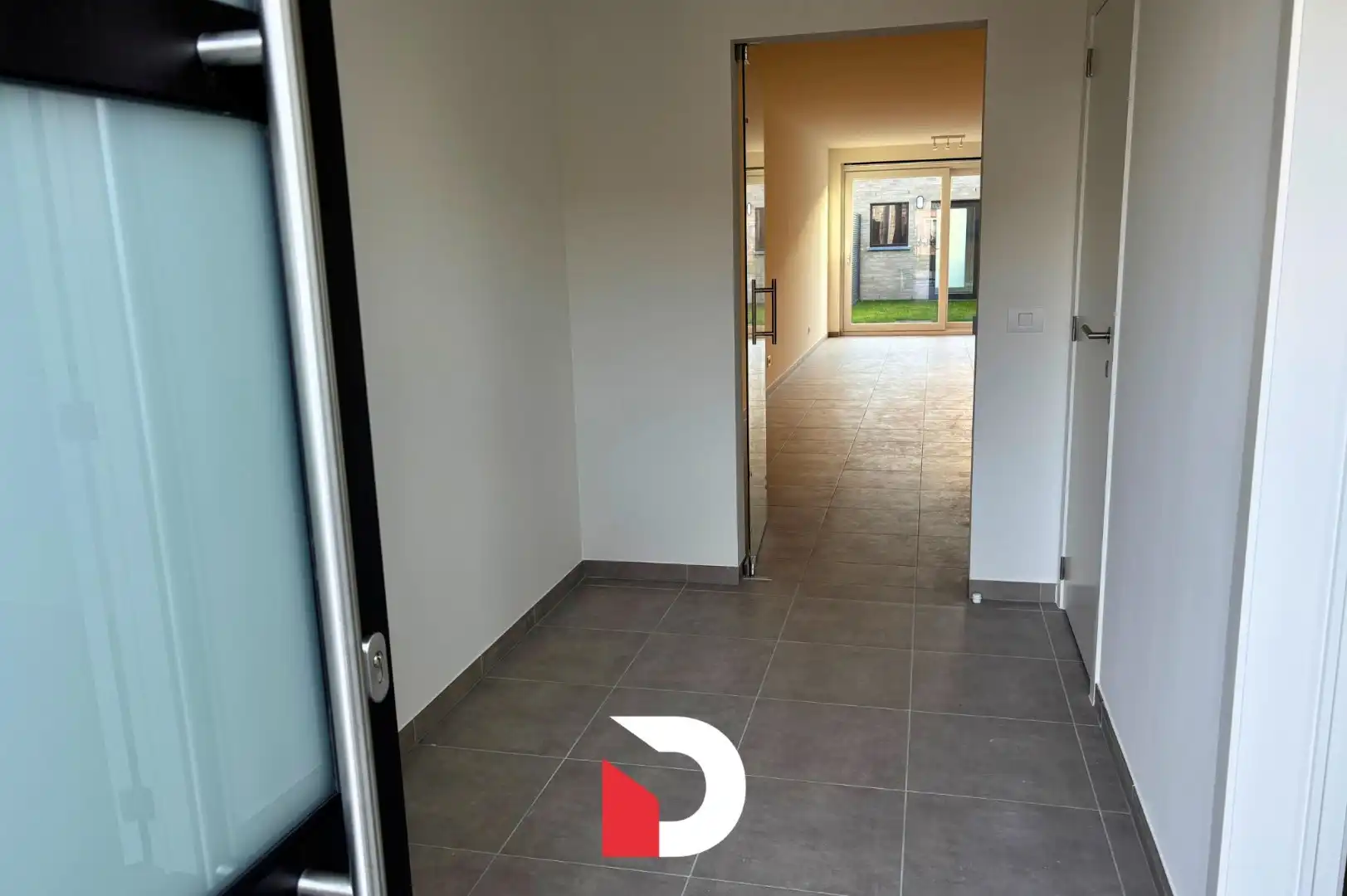 Ruime nieuwbouwwoning met 3 slaapkamers, 2 badkamers. foto 2