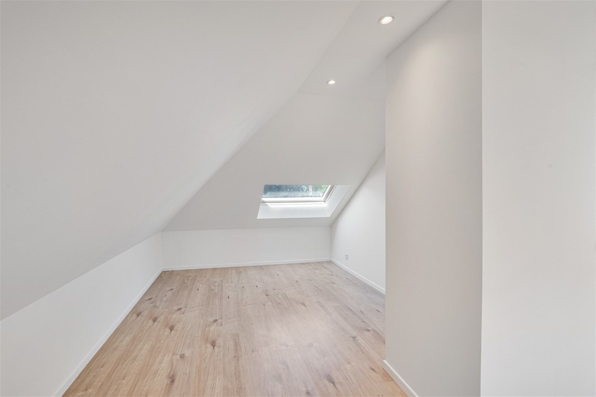 Prachtige HOB met vier slaapkamers, bureau en grote tuin foto 15