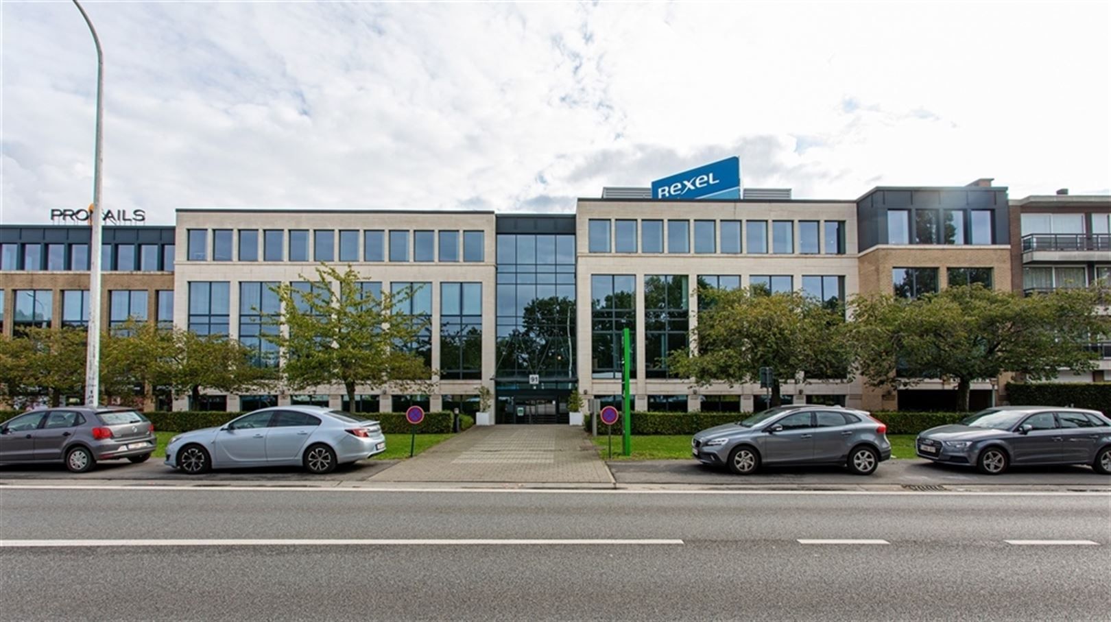 EXITEN: 370m² foto {{pictureIndex}}