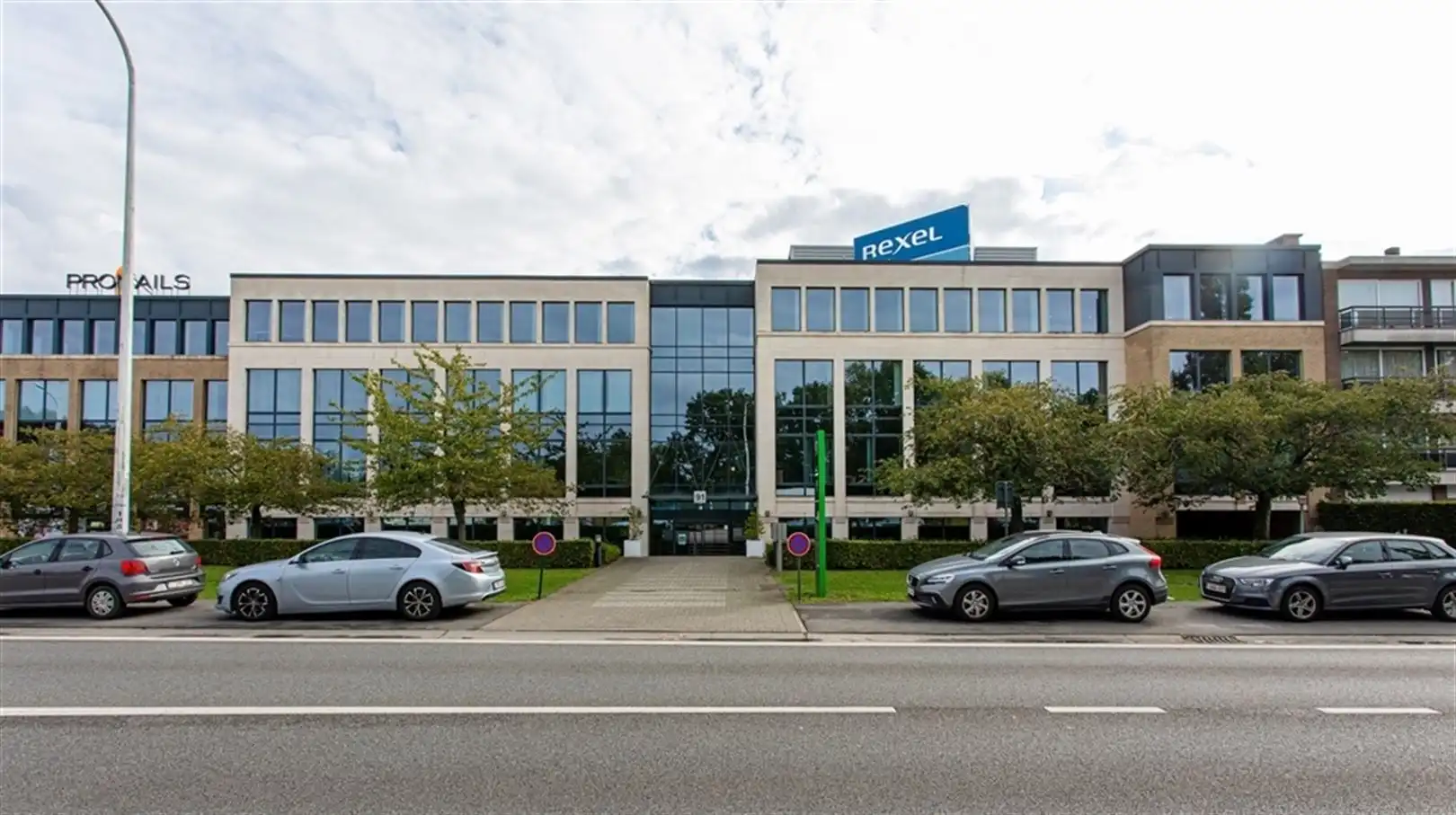 EXITEN: 370m² foto {{pictureIndex}}